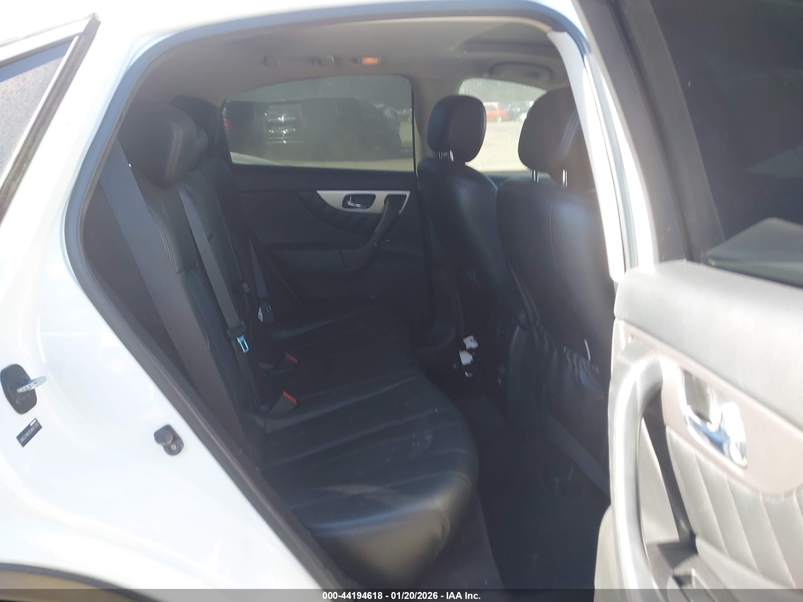 INFINITI QX70 image 8