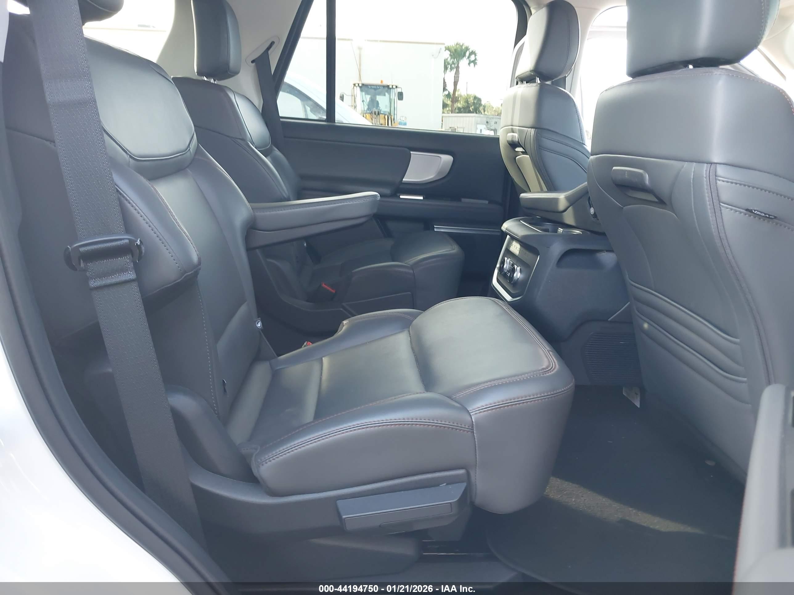 FORD EXPEDITION image 8