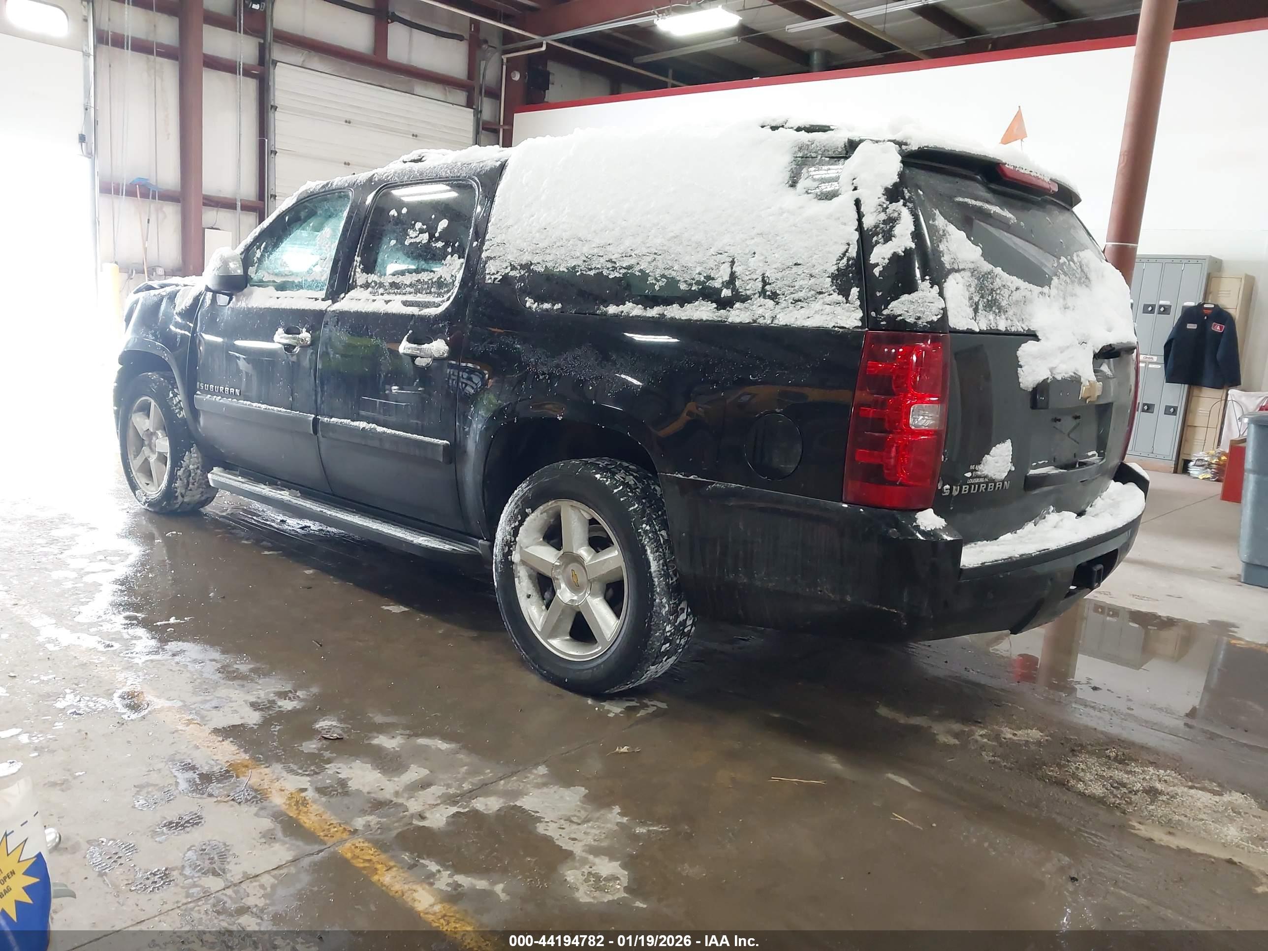 CHEVROLET SUBURBAN image 3