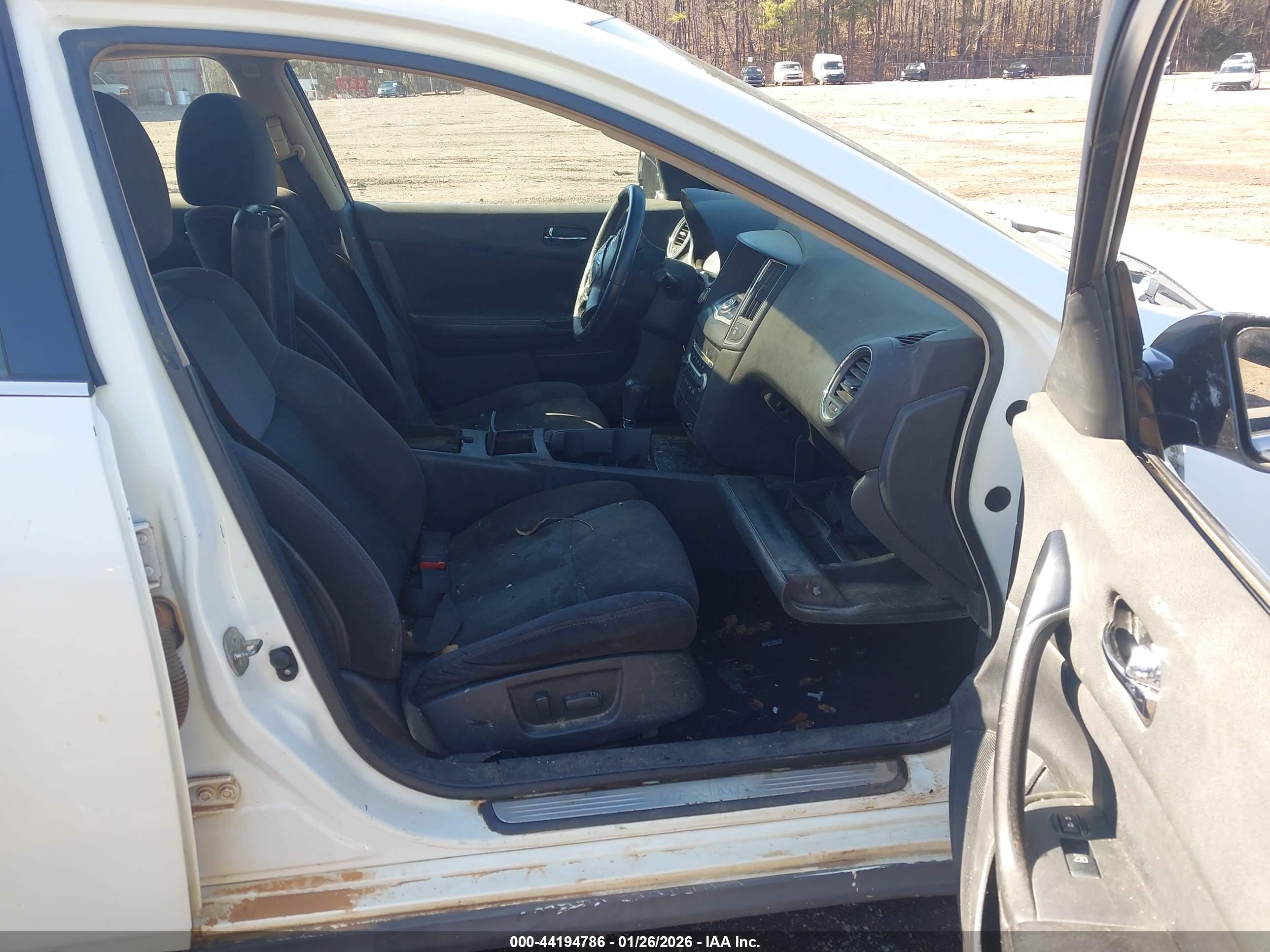 NISSAN MAXIMA image 5