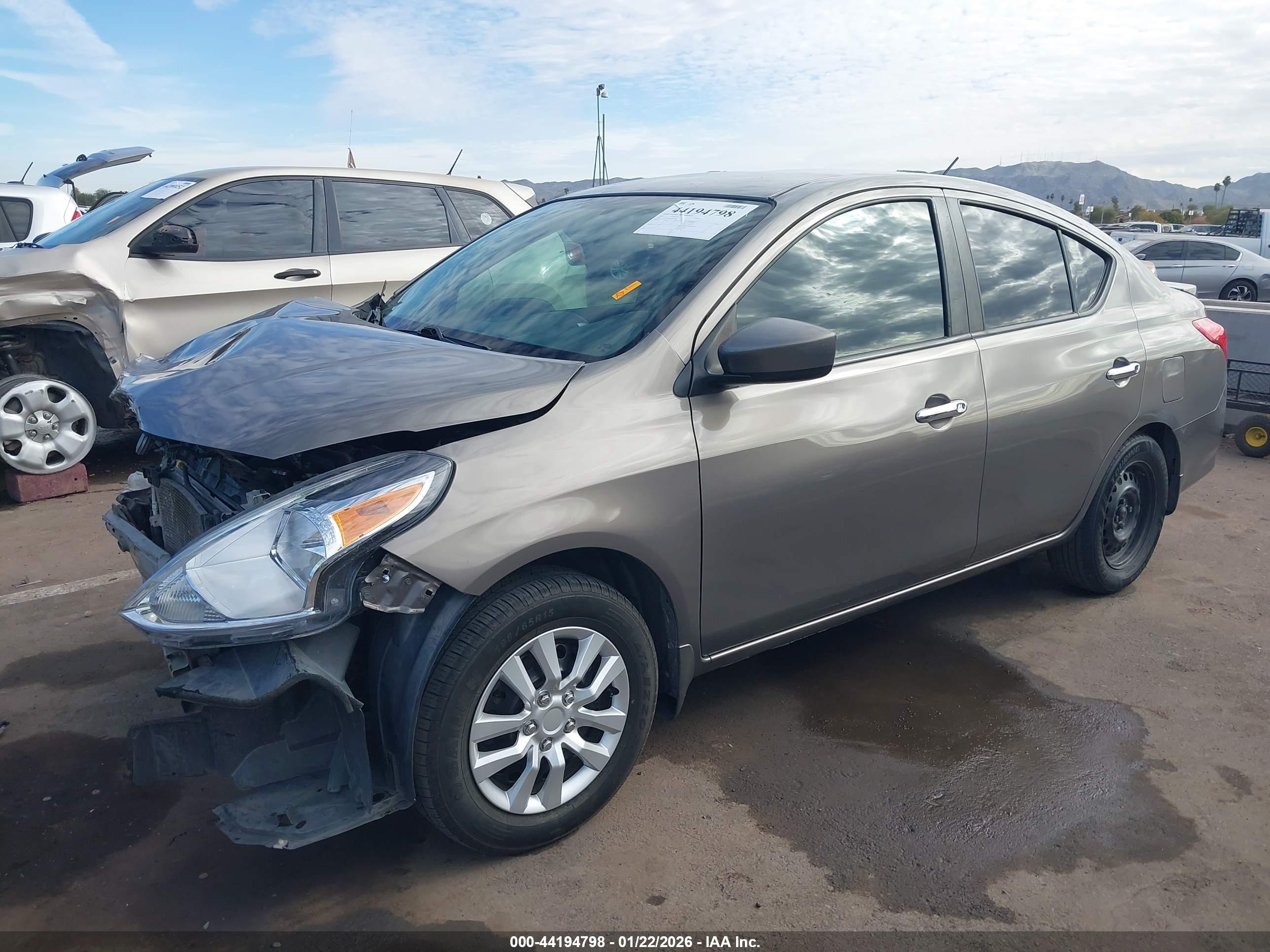 NISSAN VERSA image 2