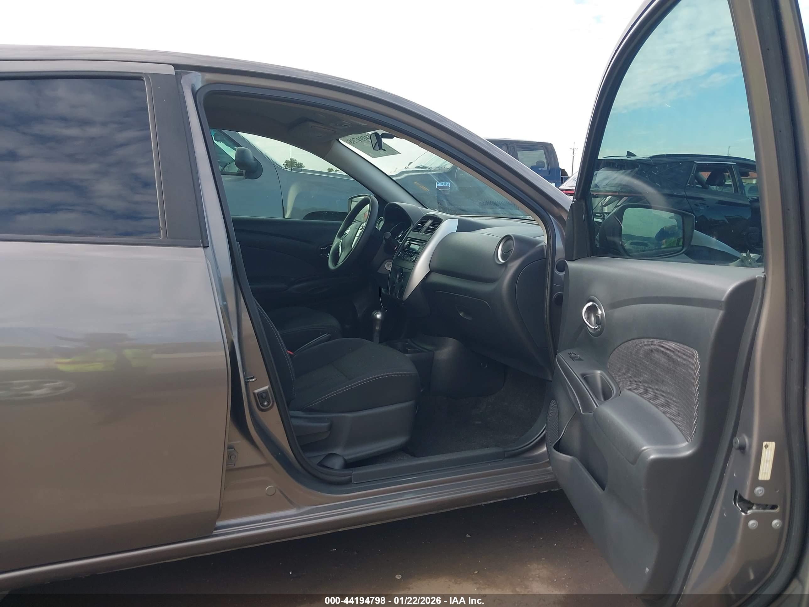 NISSAN VERSA image 5
