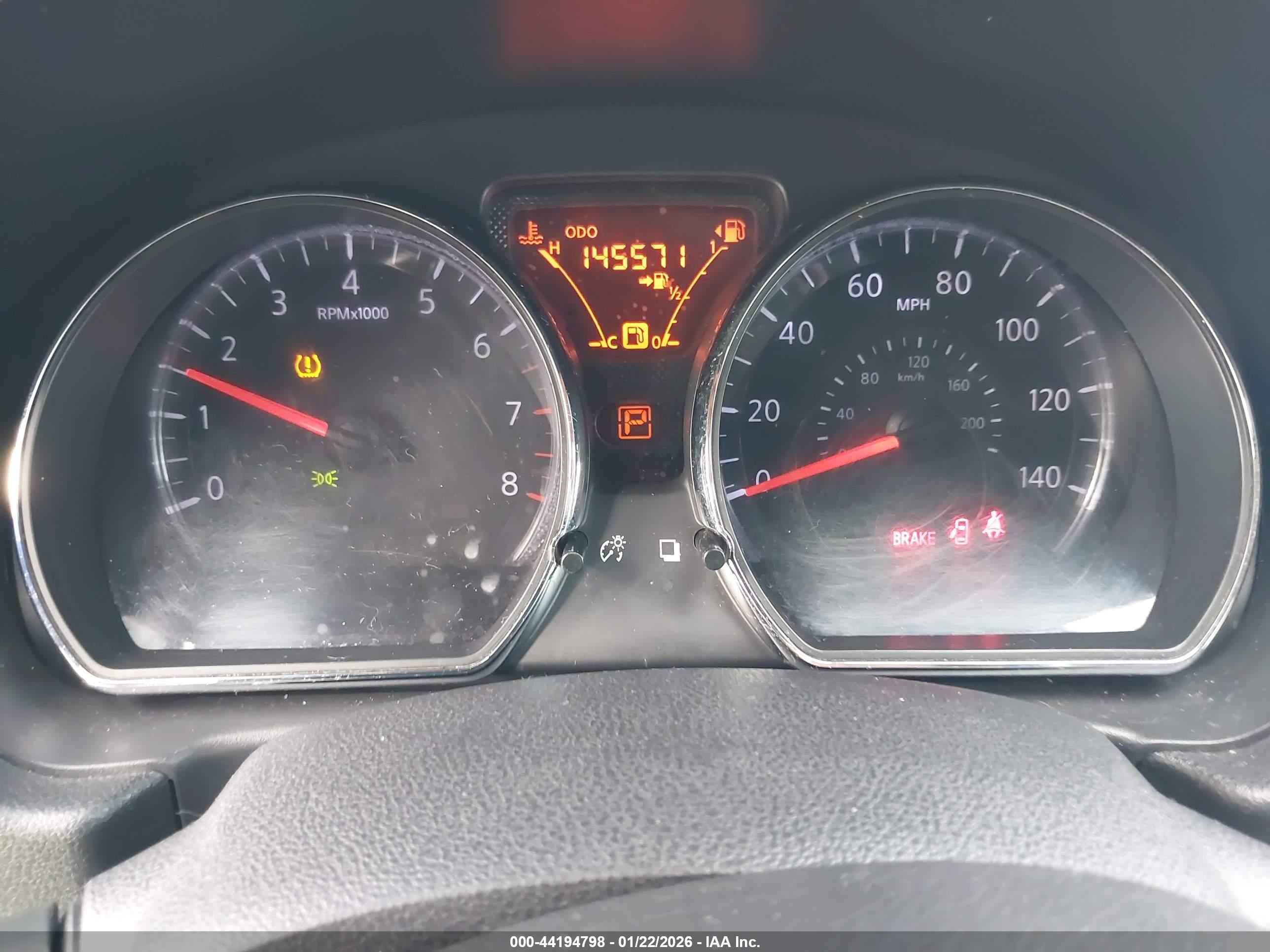 NISSAN VERSA image 7