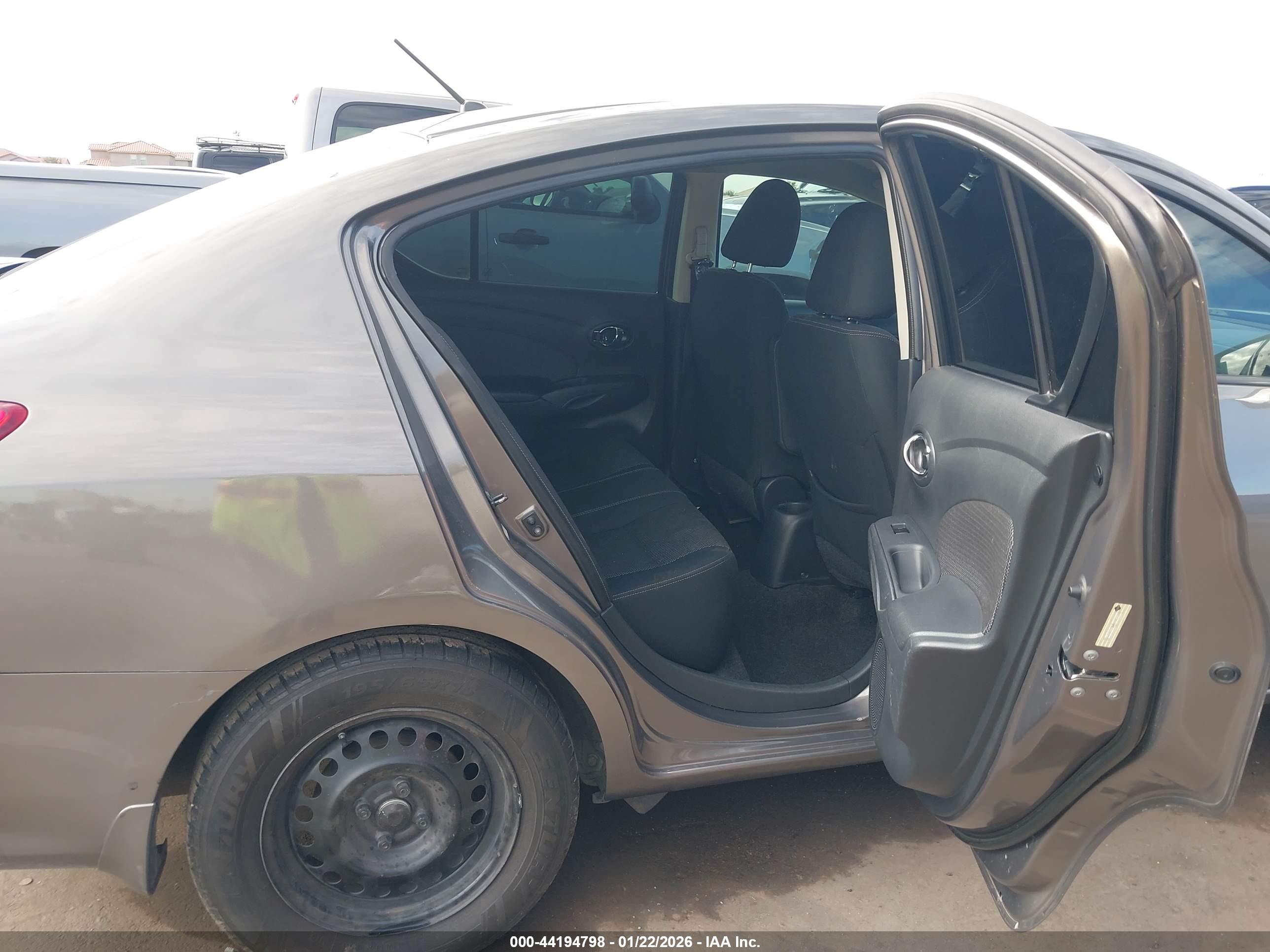 NISSAN VERSA image 8