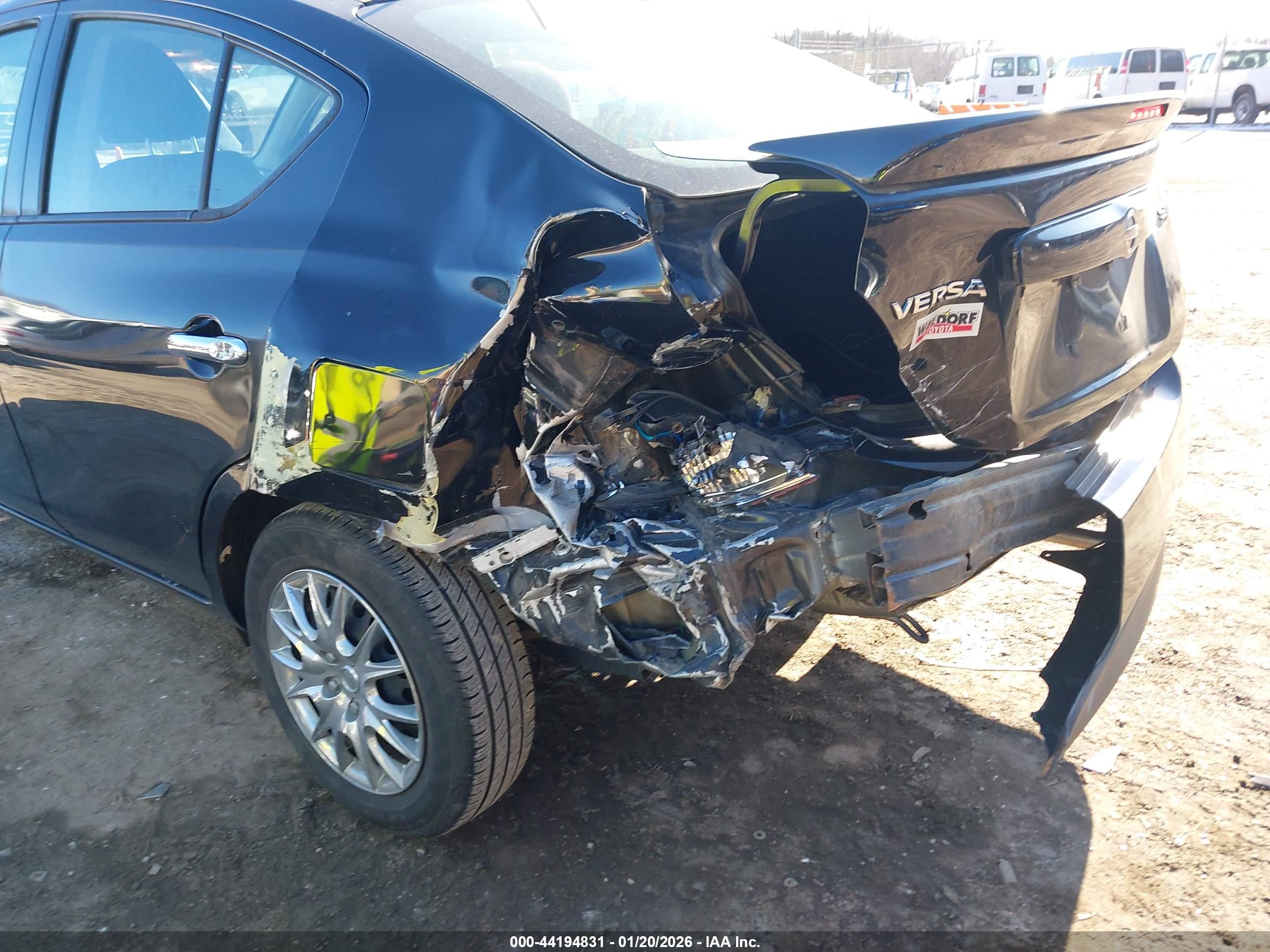 NISSAN VERSA image 6