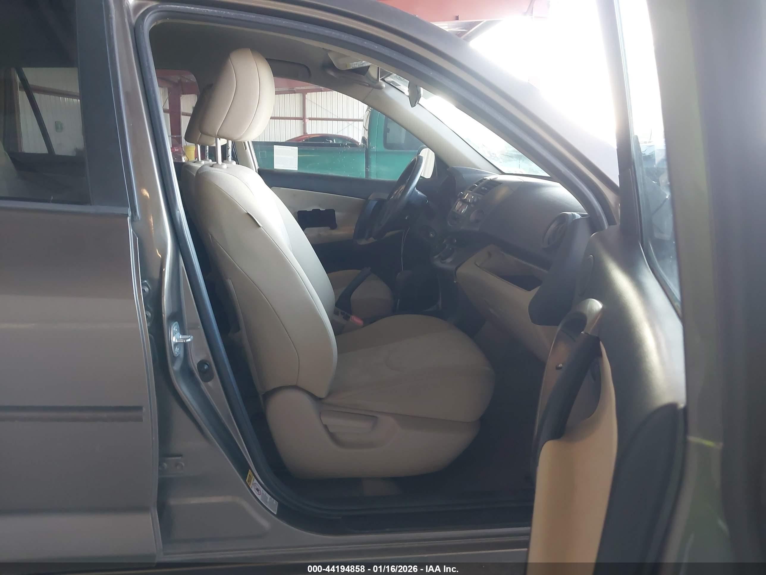 TOYOTA RAV4 image 5