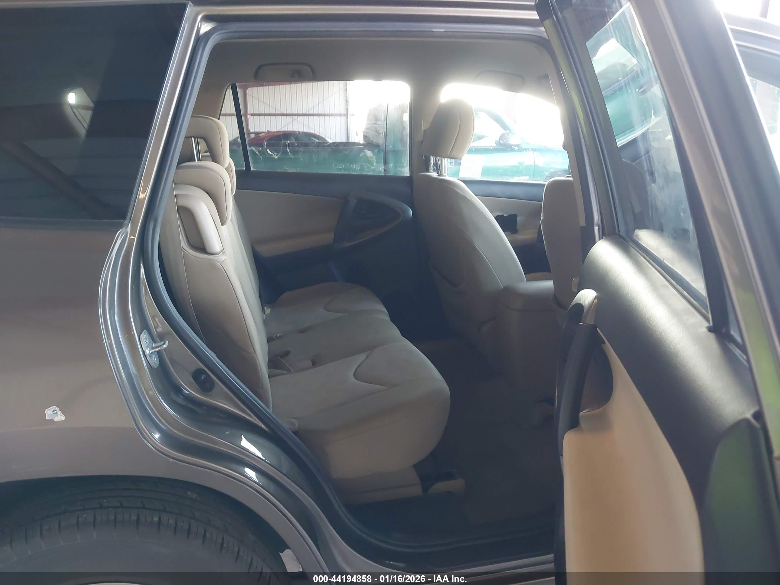 TOYOTA RAV4 image 8