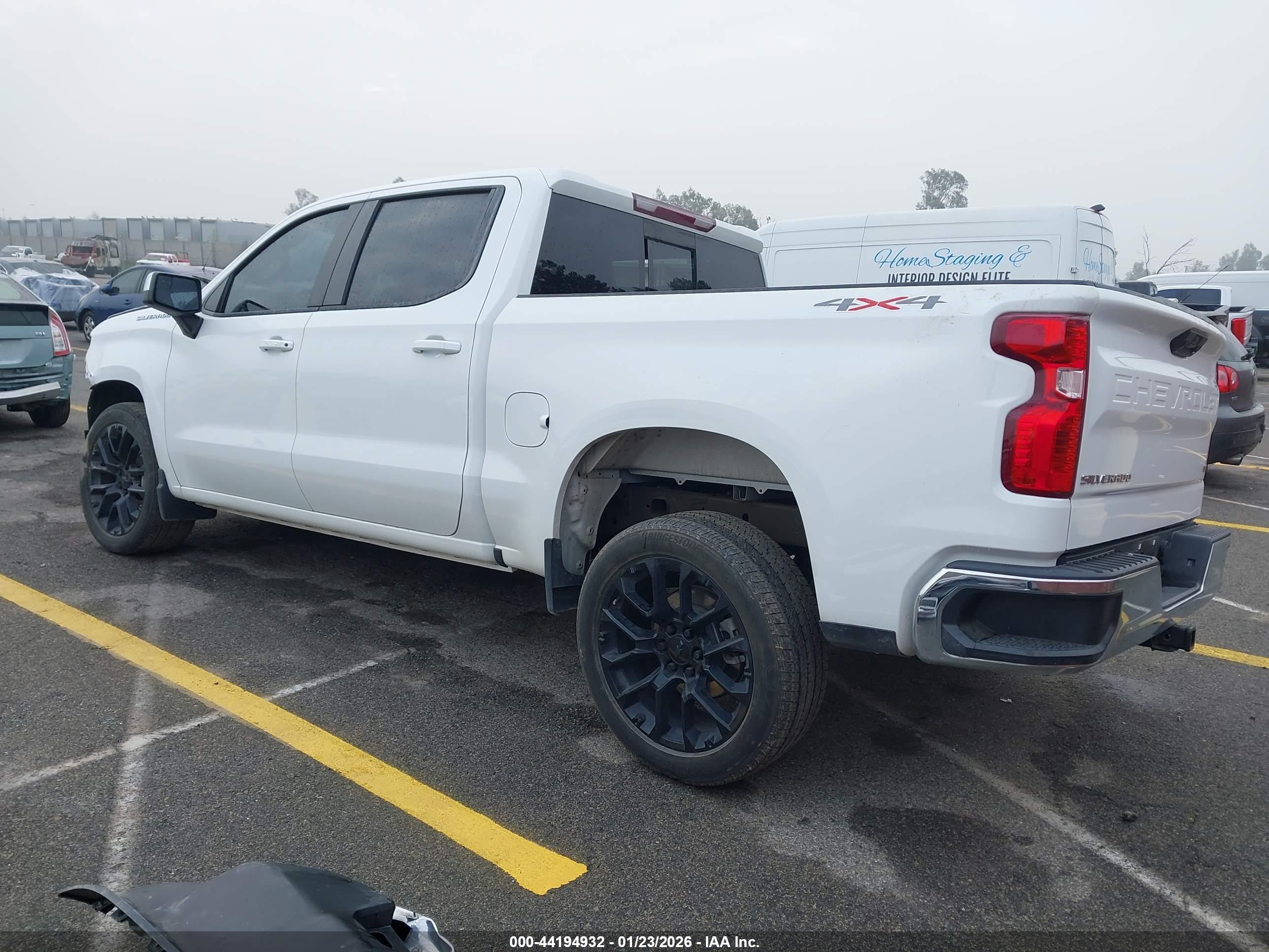 CHEVROLET SILVERADO image 3