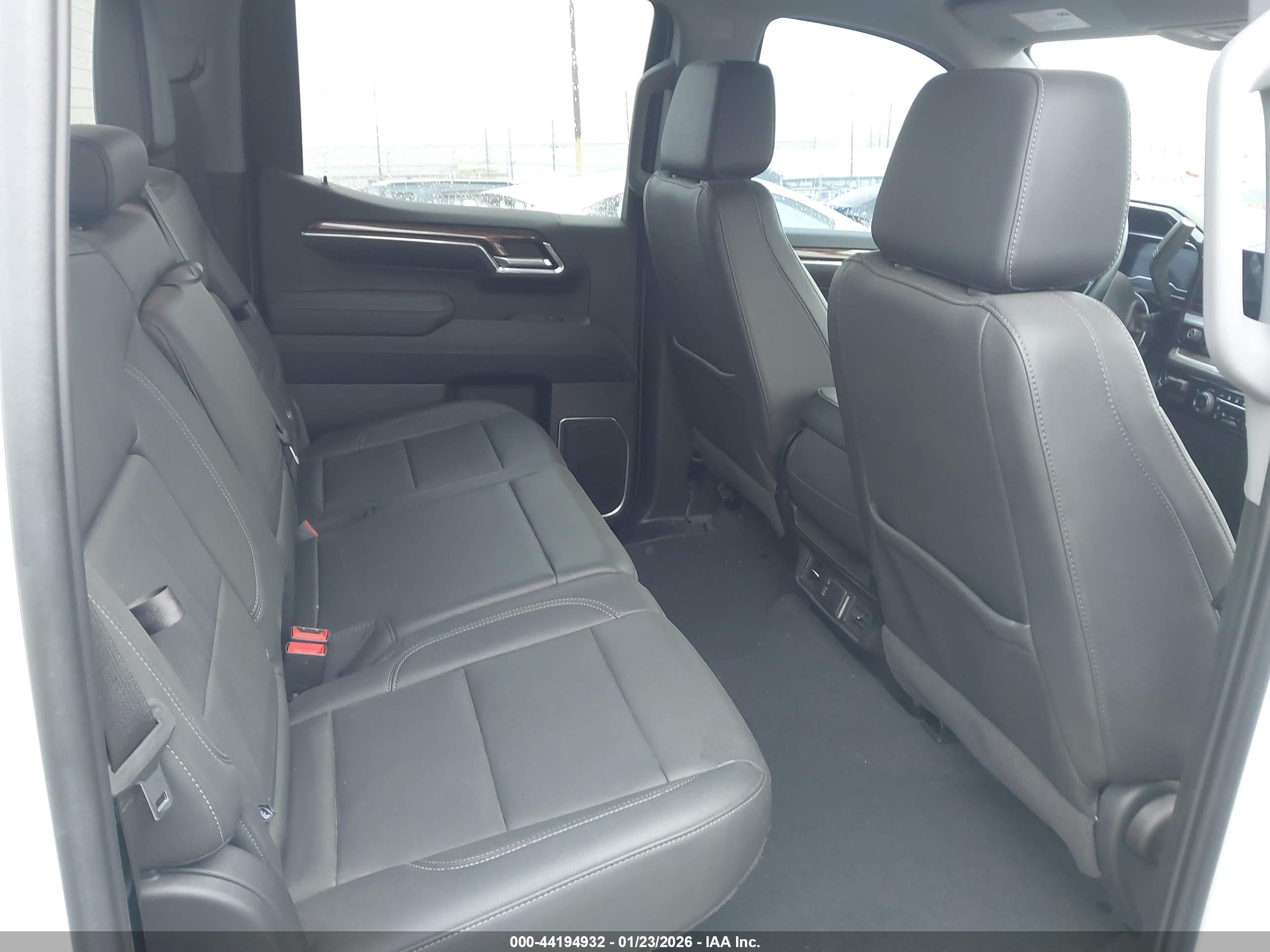CHEVROLET SILVERADO image 8