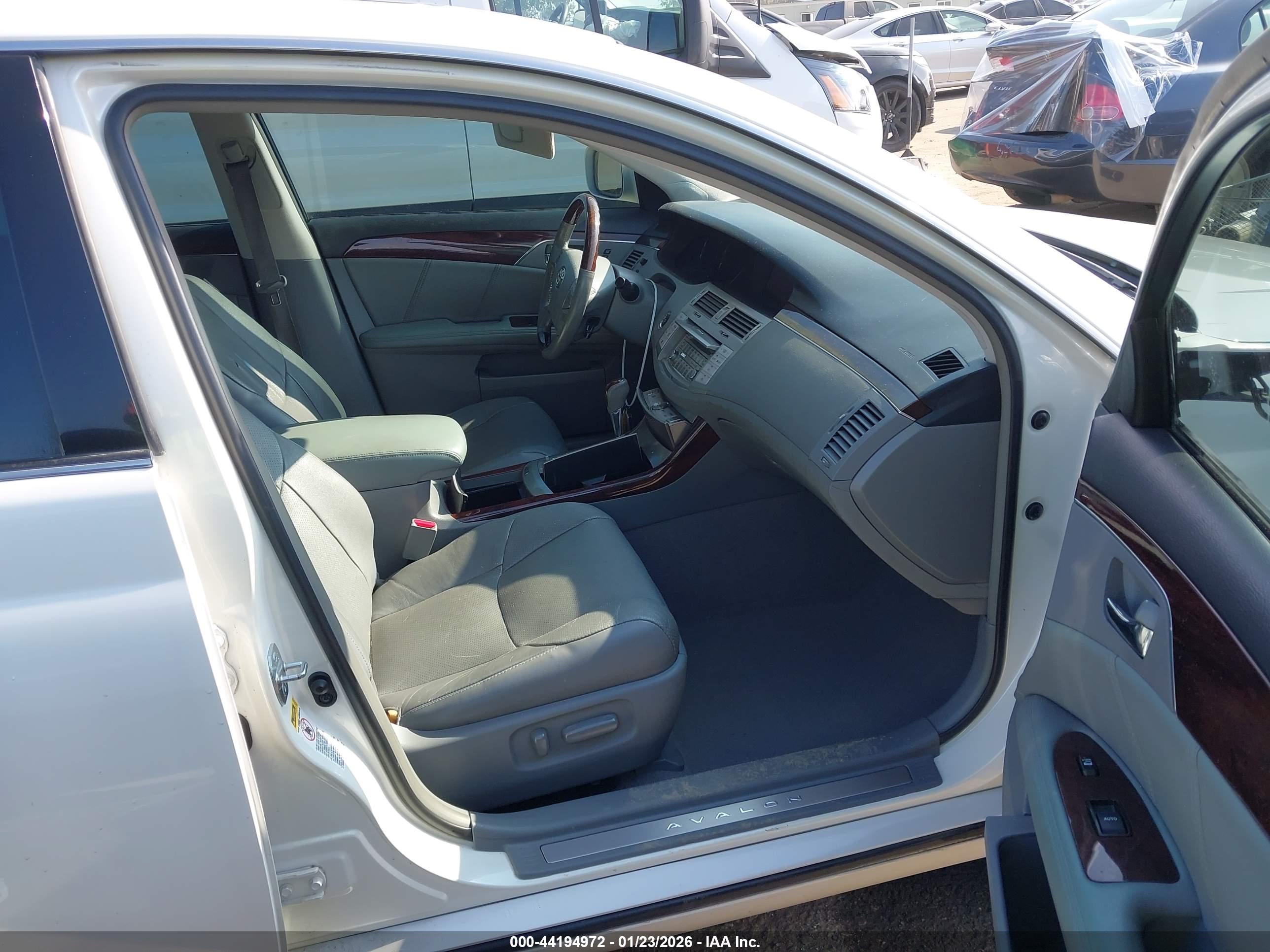 TOYOTA AVALON image 5