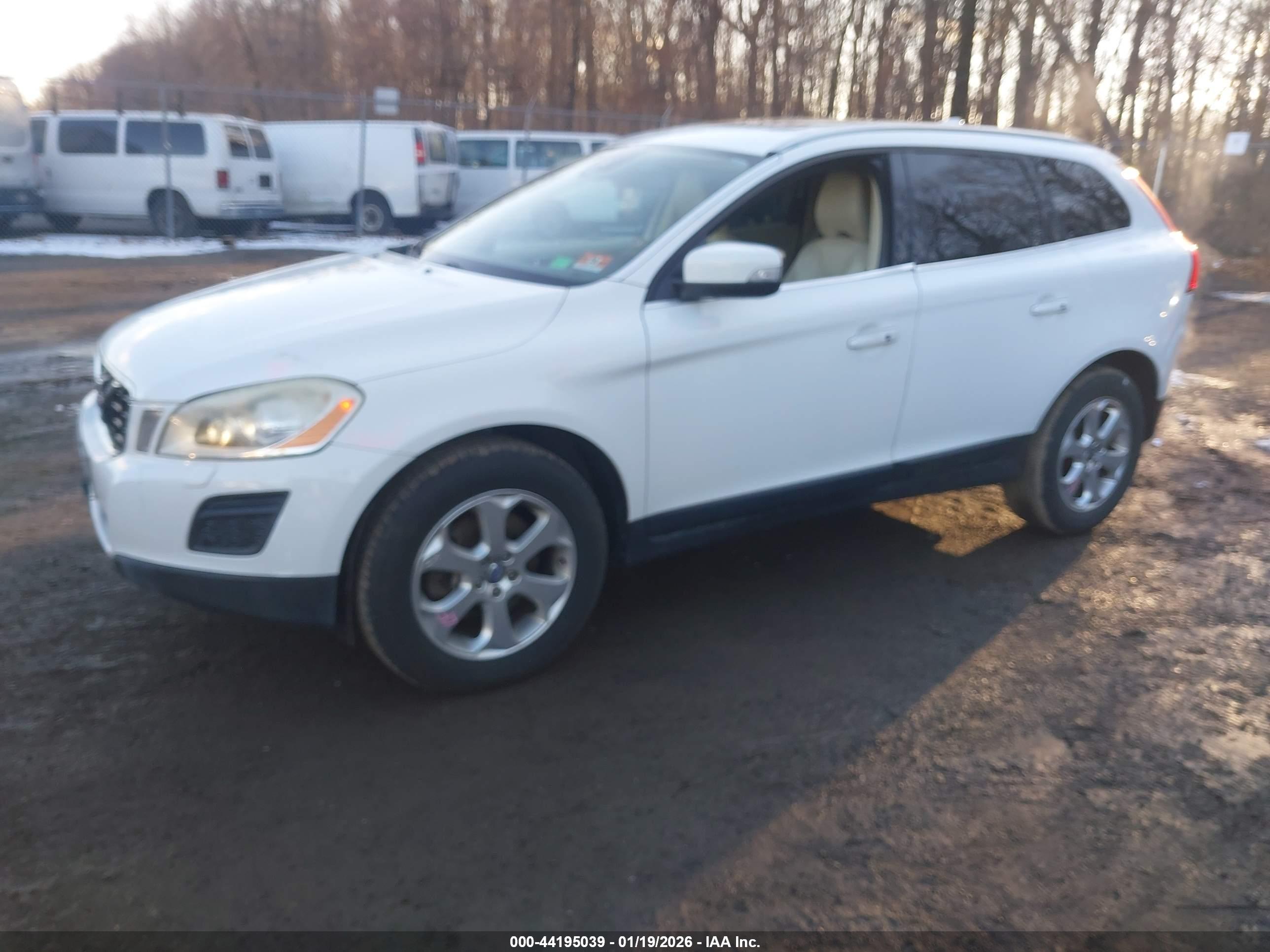 VOLVO XC60 image 2