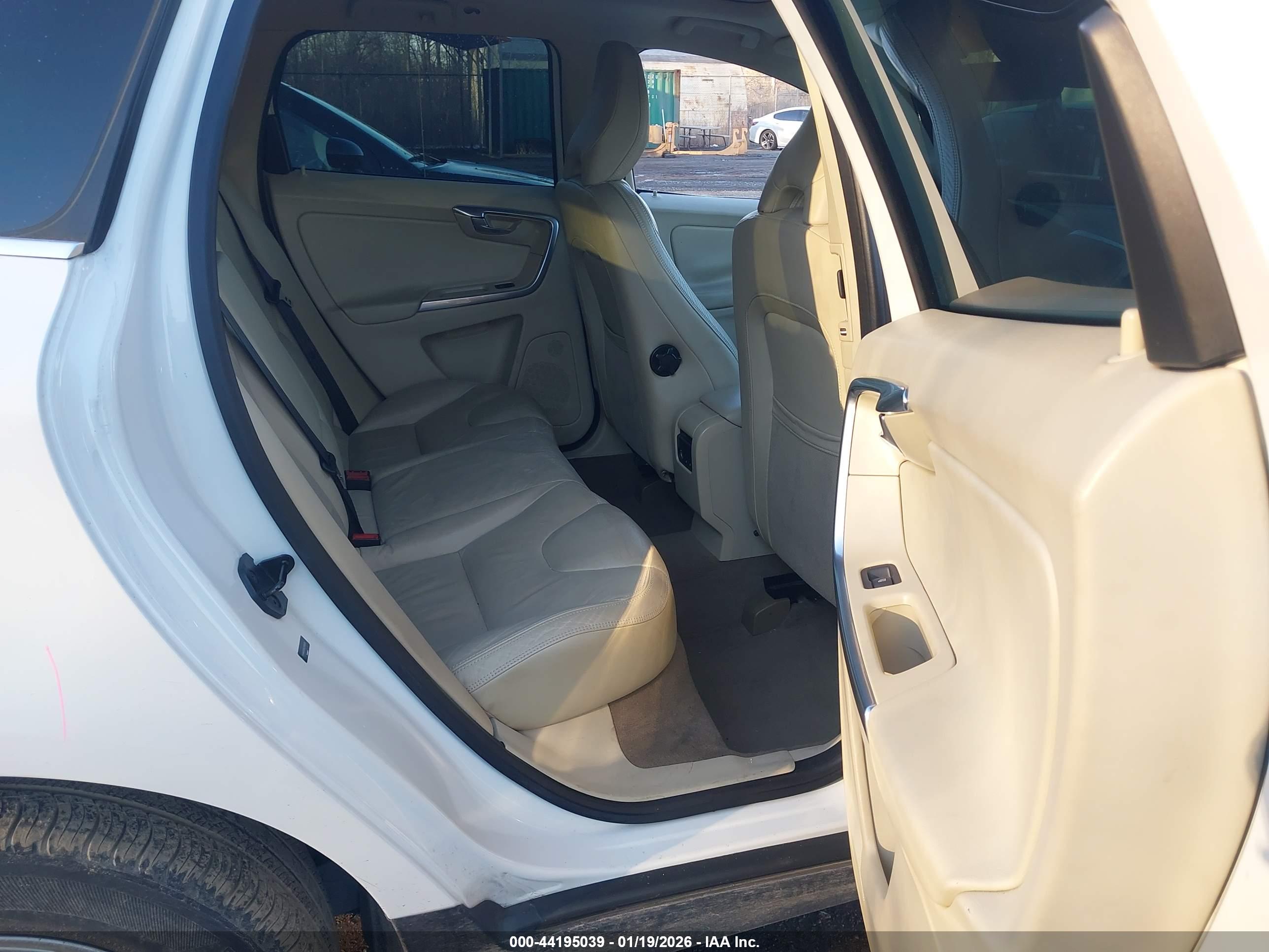 VOLVO XC60 image 8