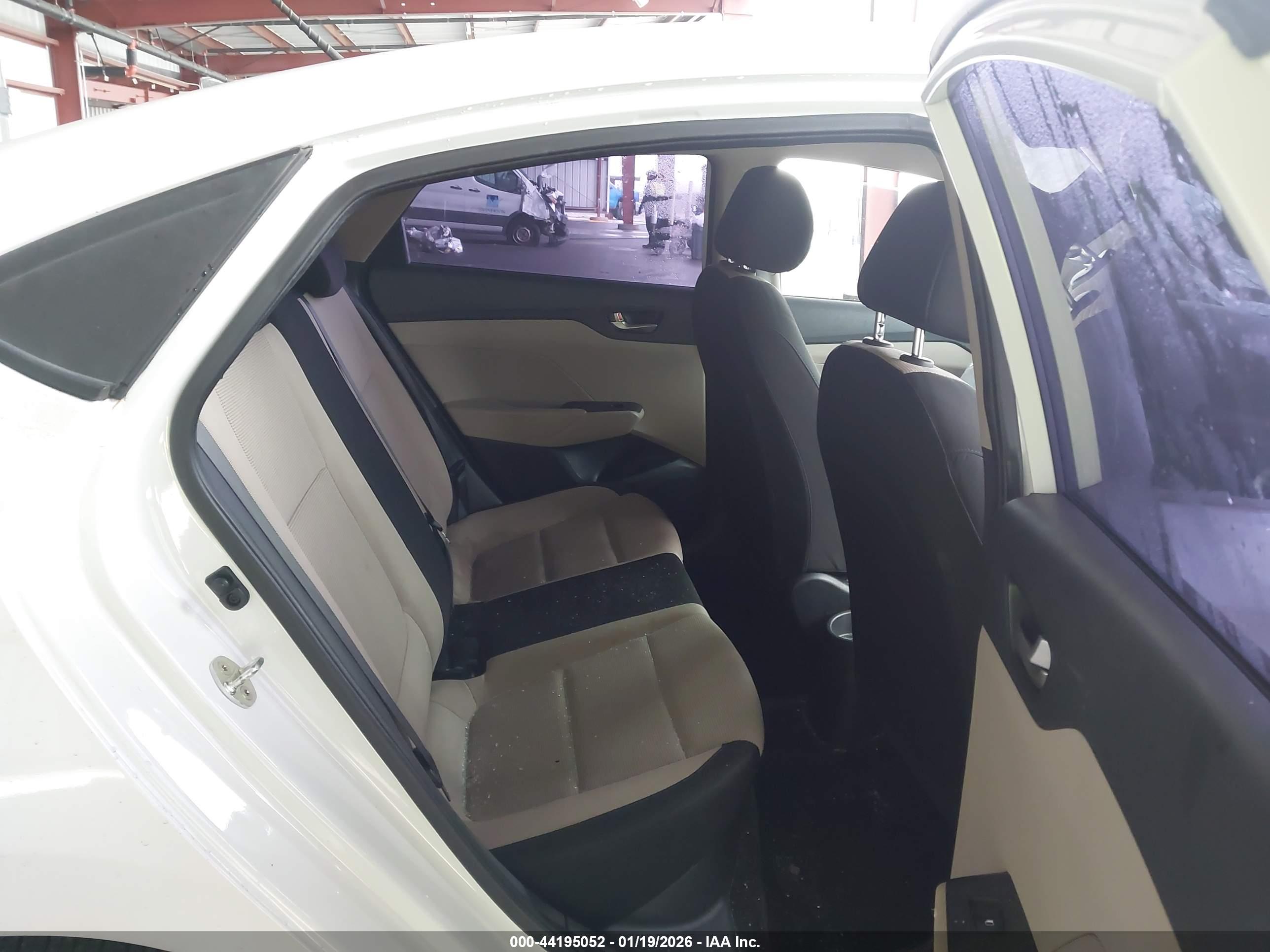 HYUNDAI ACCENT image 8