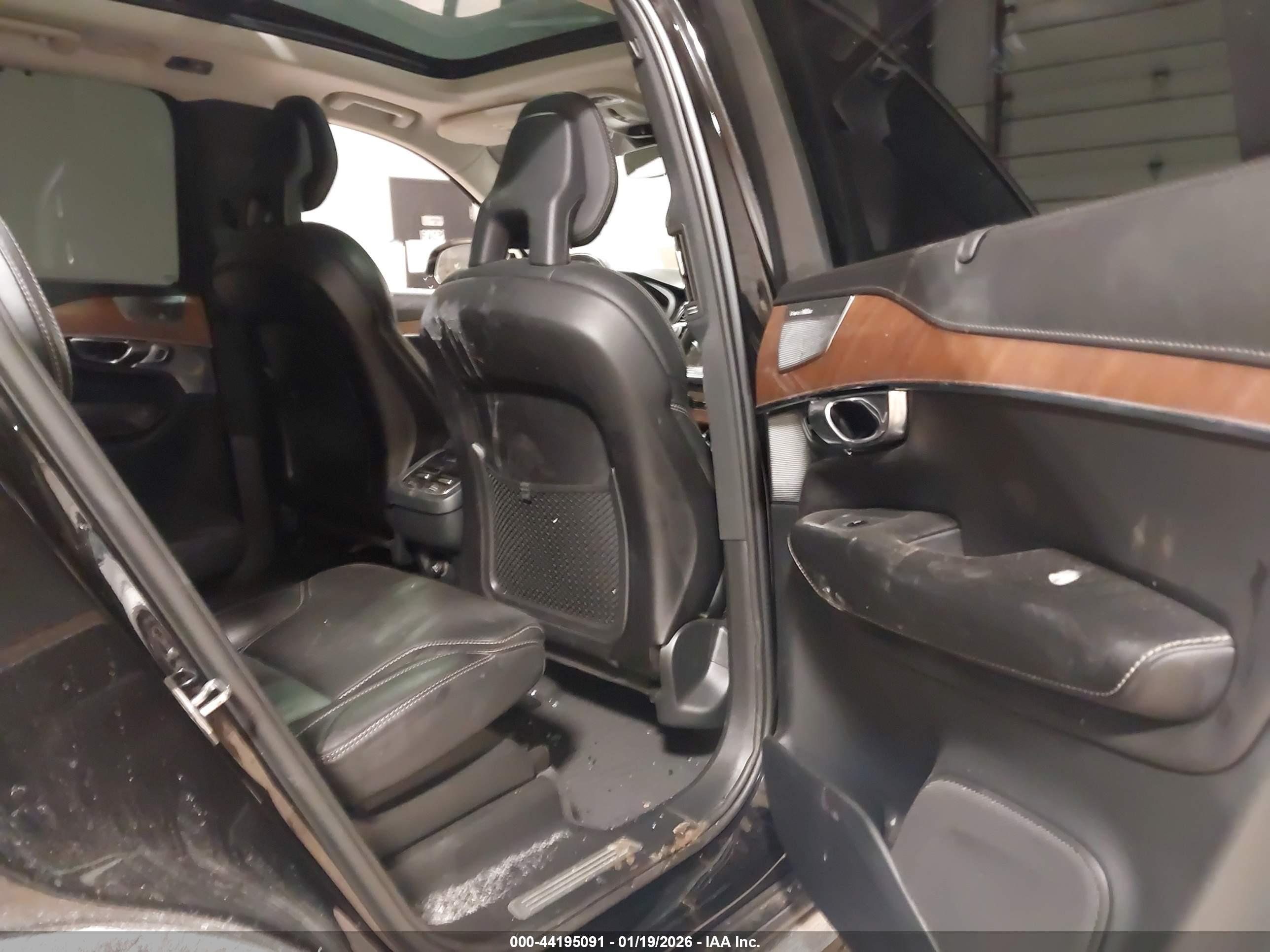 VOLVO XC90 image 8