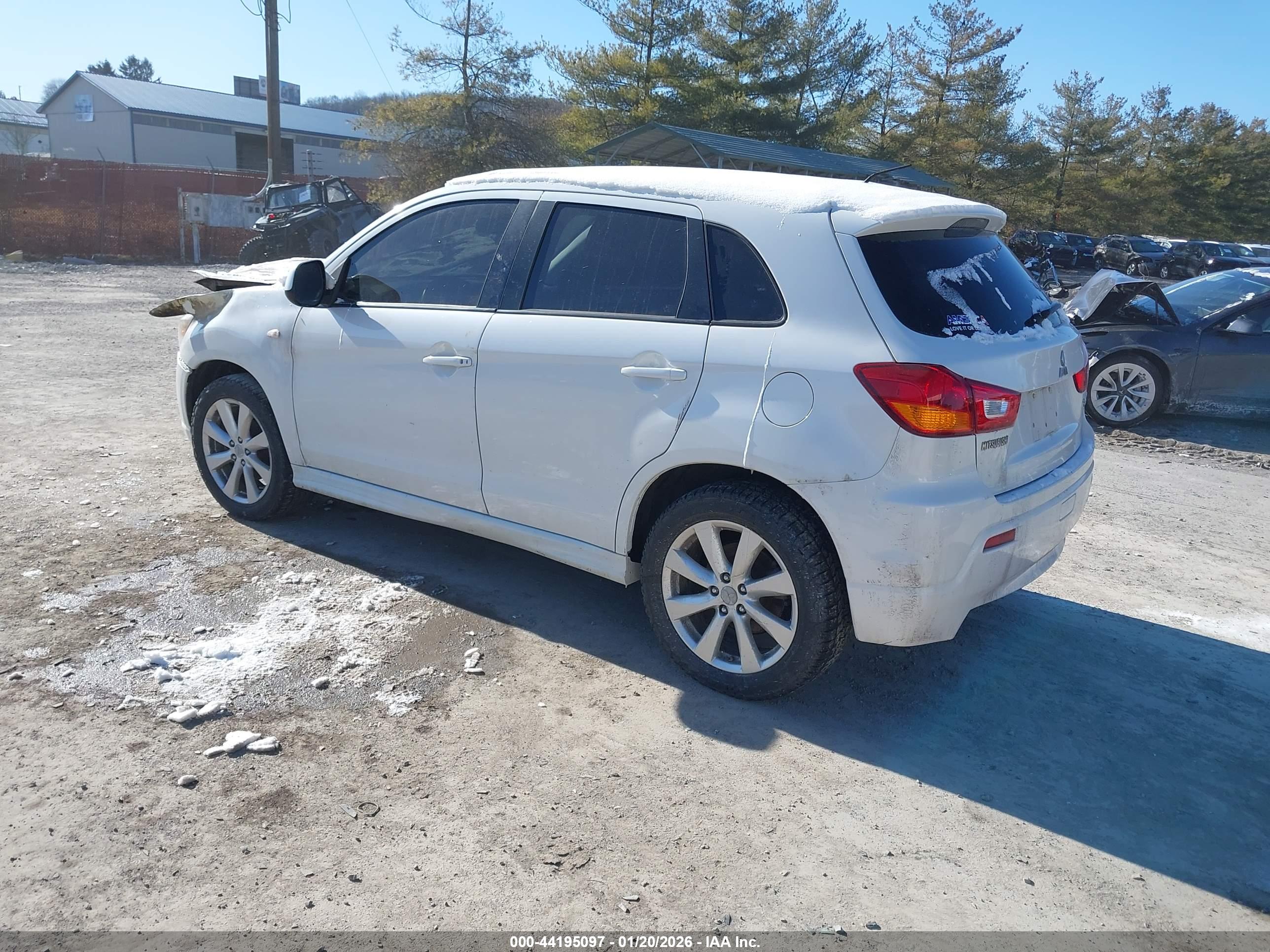 MITSUBISHI OUTLANDER image 3