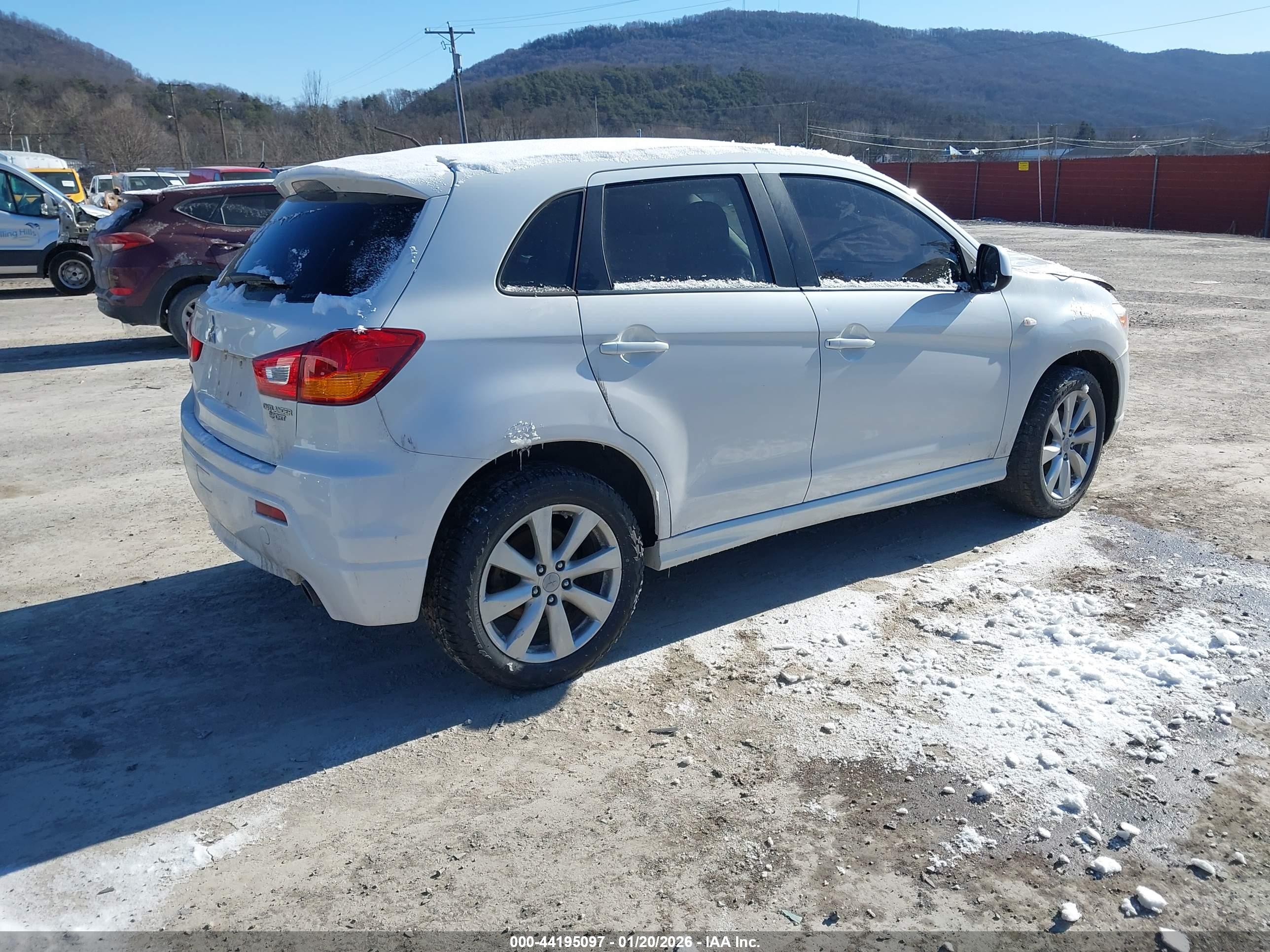 MITSUBISHI OUTLANDER image 4