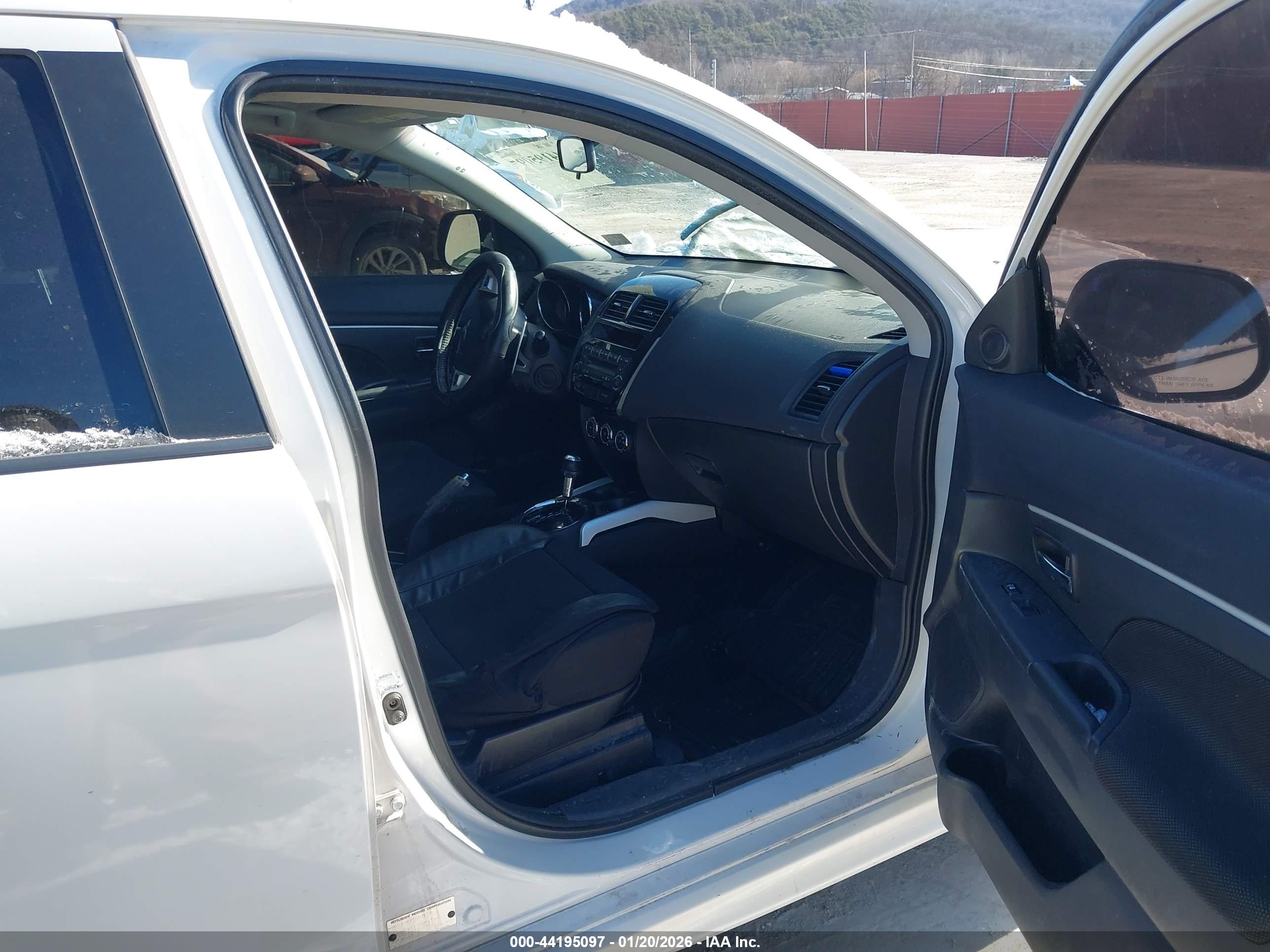 MITSUBISHI OUTLANDER image 5