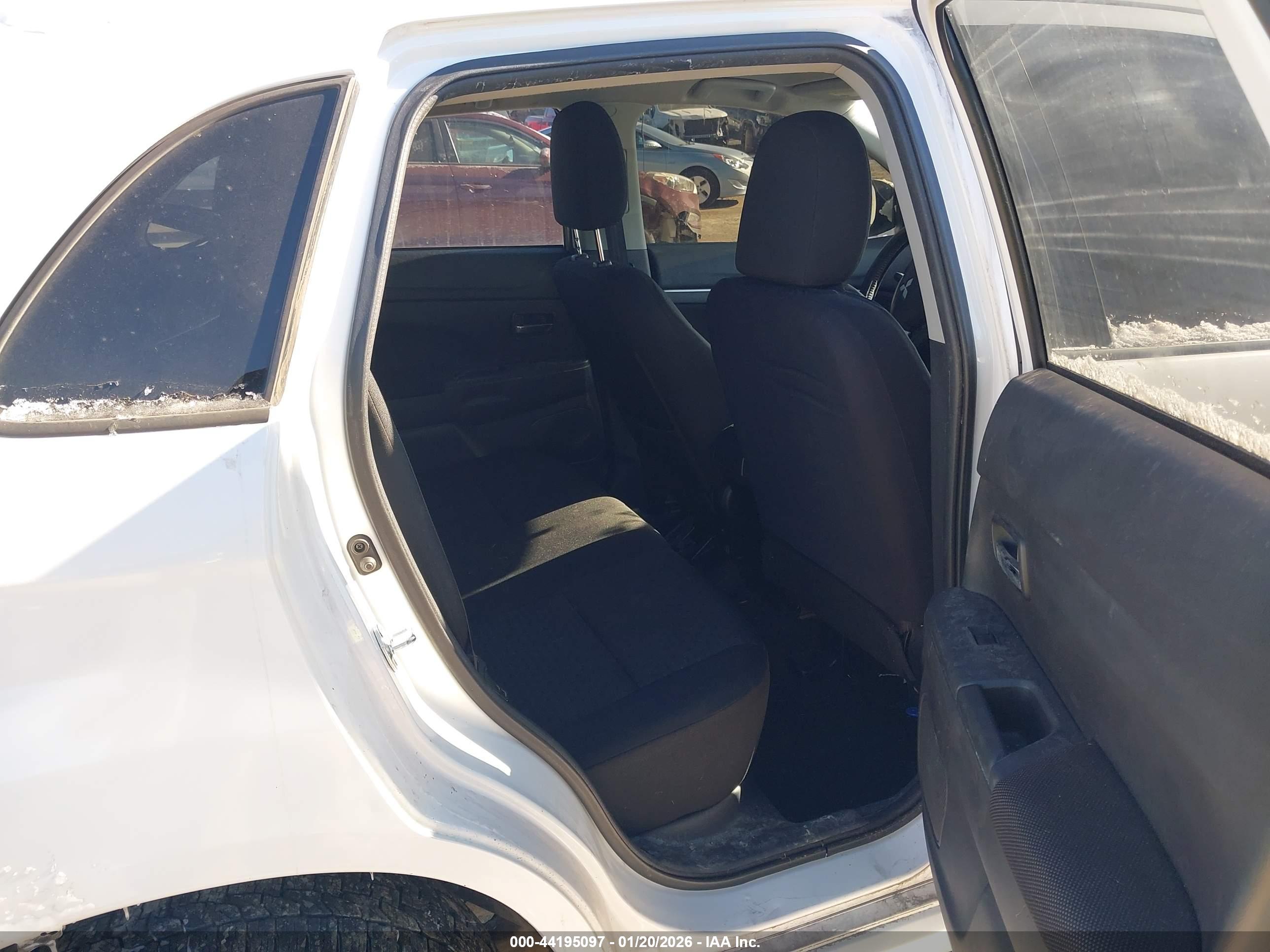 MITSUBISHI OUTLANDER image 8