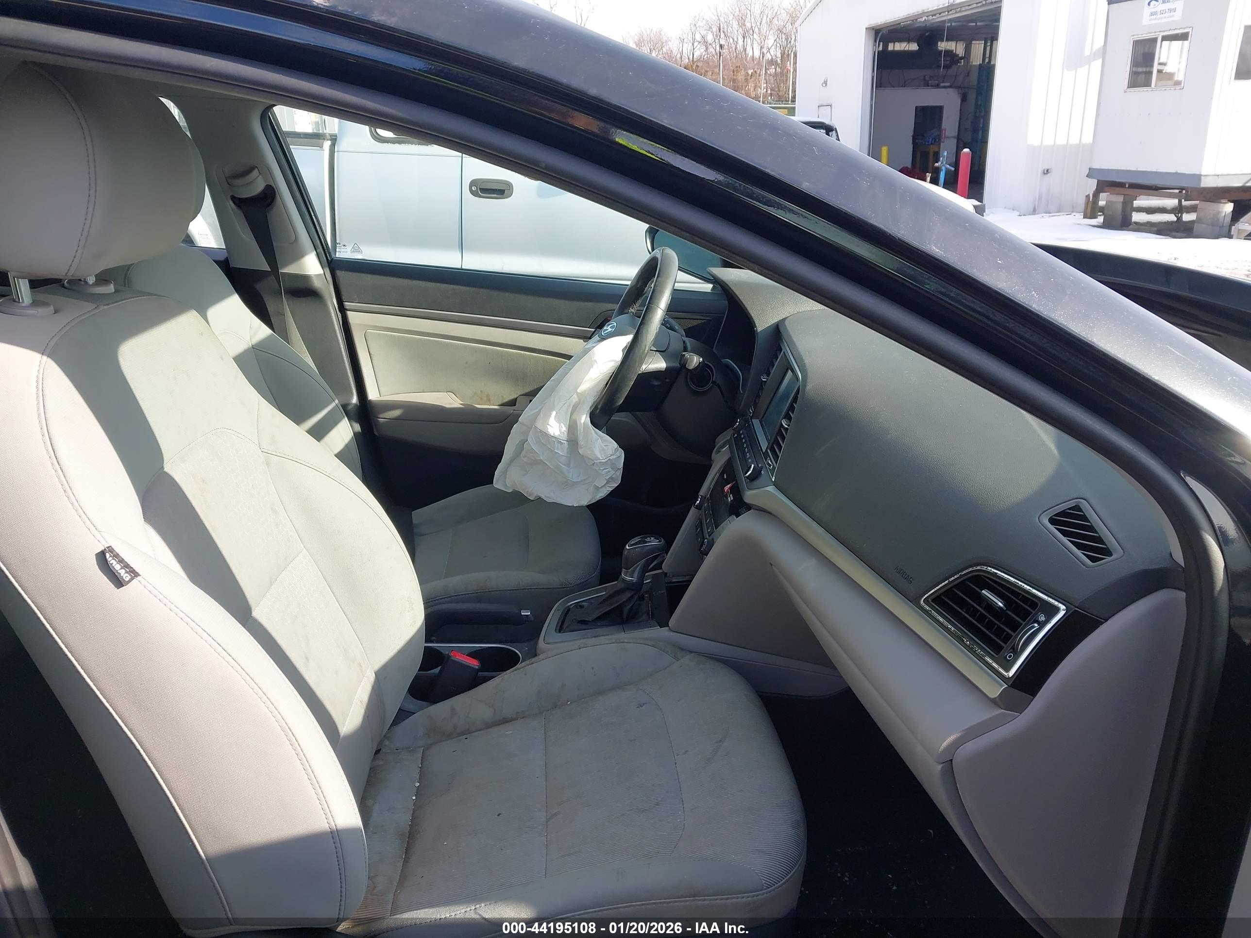 HYUNDAI ELANTRA image 5