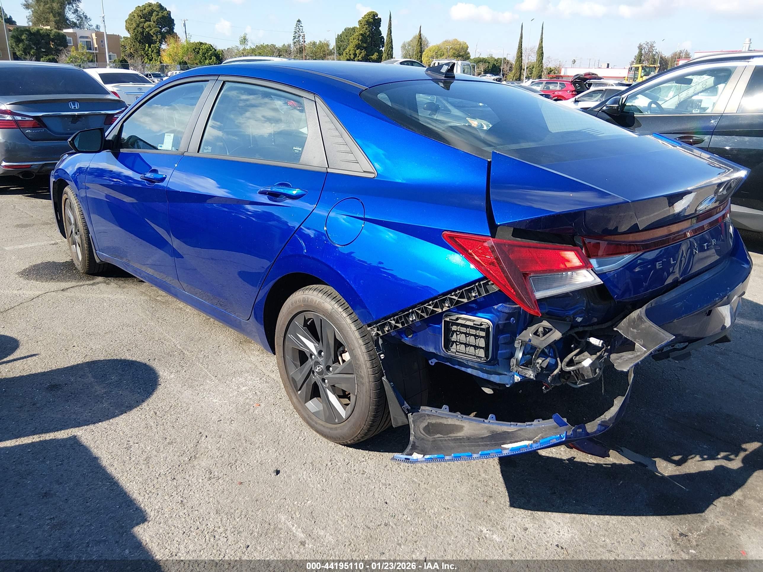 HYUNDAI ELANTRA image 3