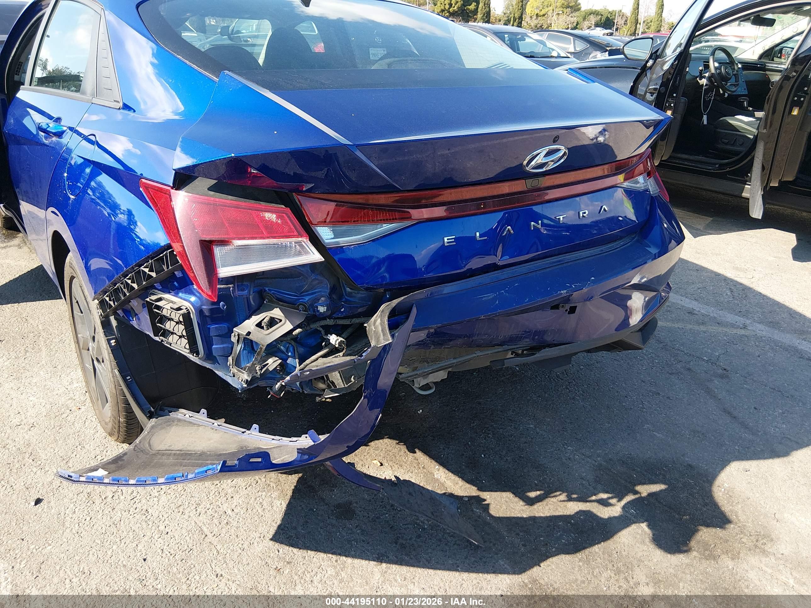 HYUNDAI ELANTRA image 6
