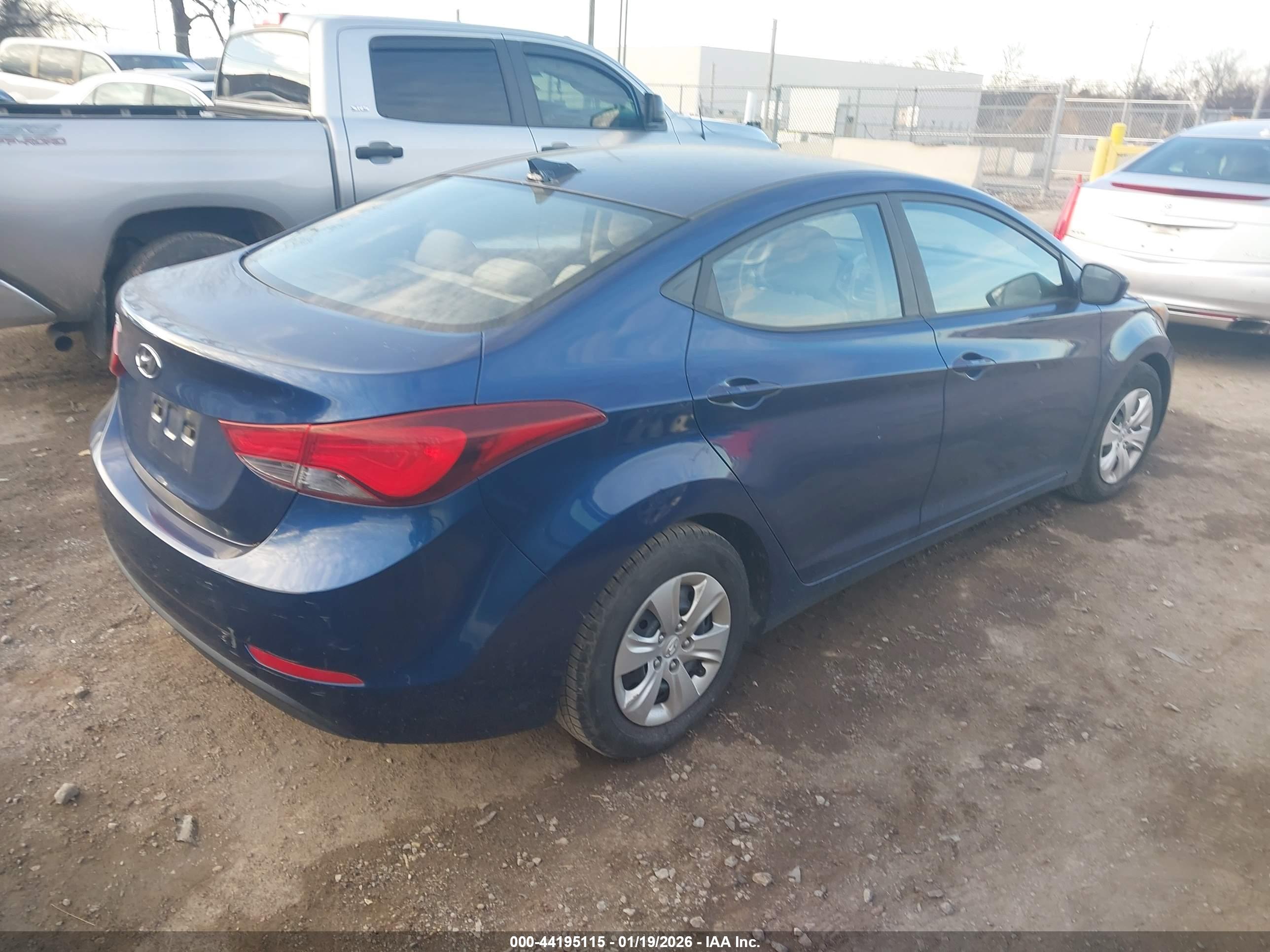 HYUNDAI ELANTRA image 4