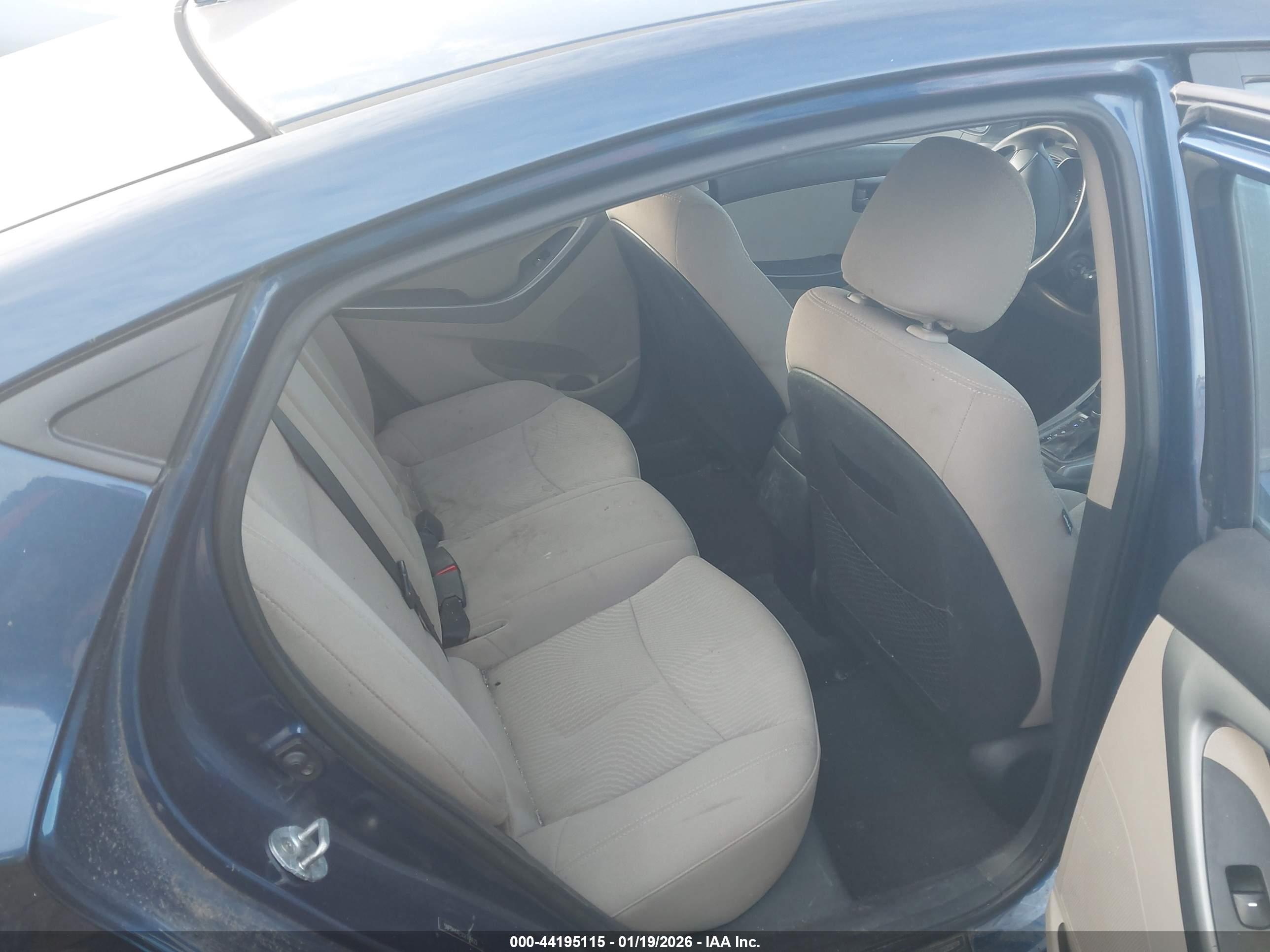 HYUNDAI ELANTRA image 8
