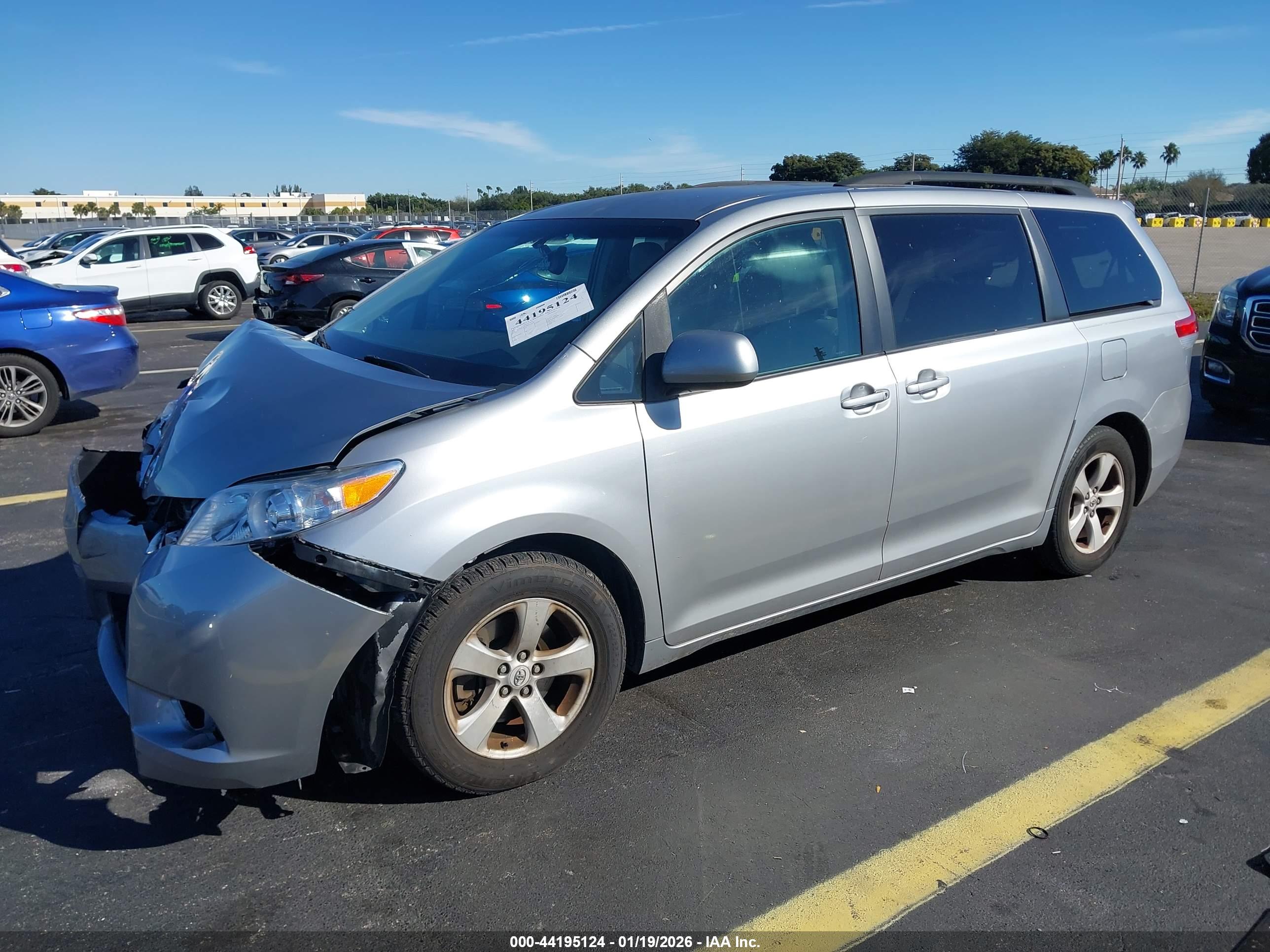 TOYOTA SIENNA image 2