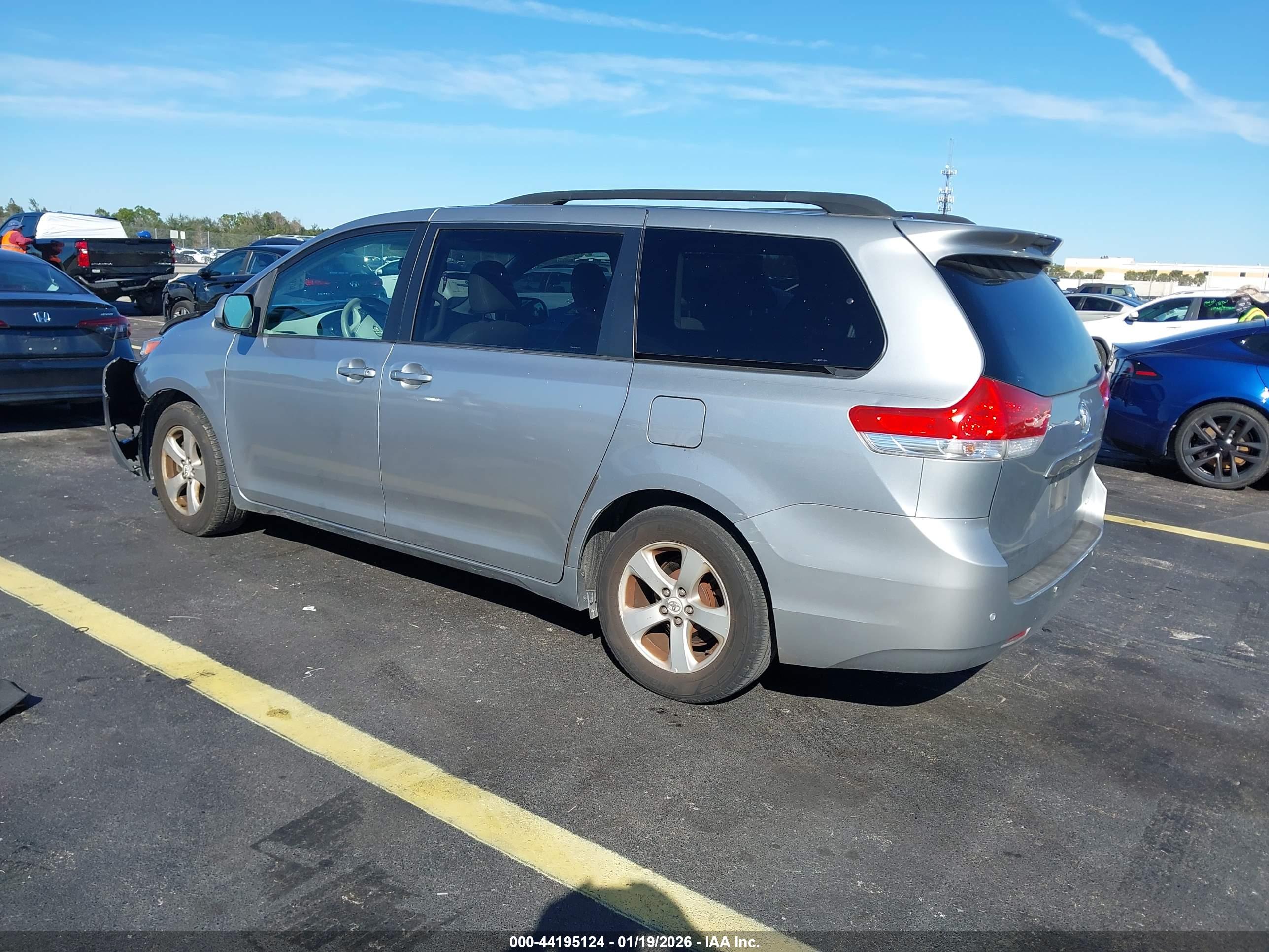 TOYOTA SIENNA image 3
