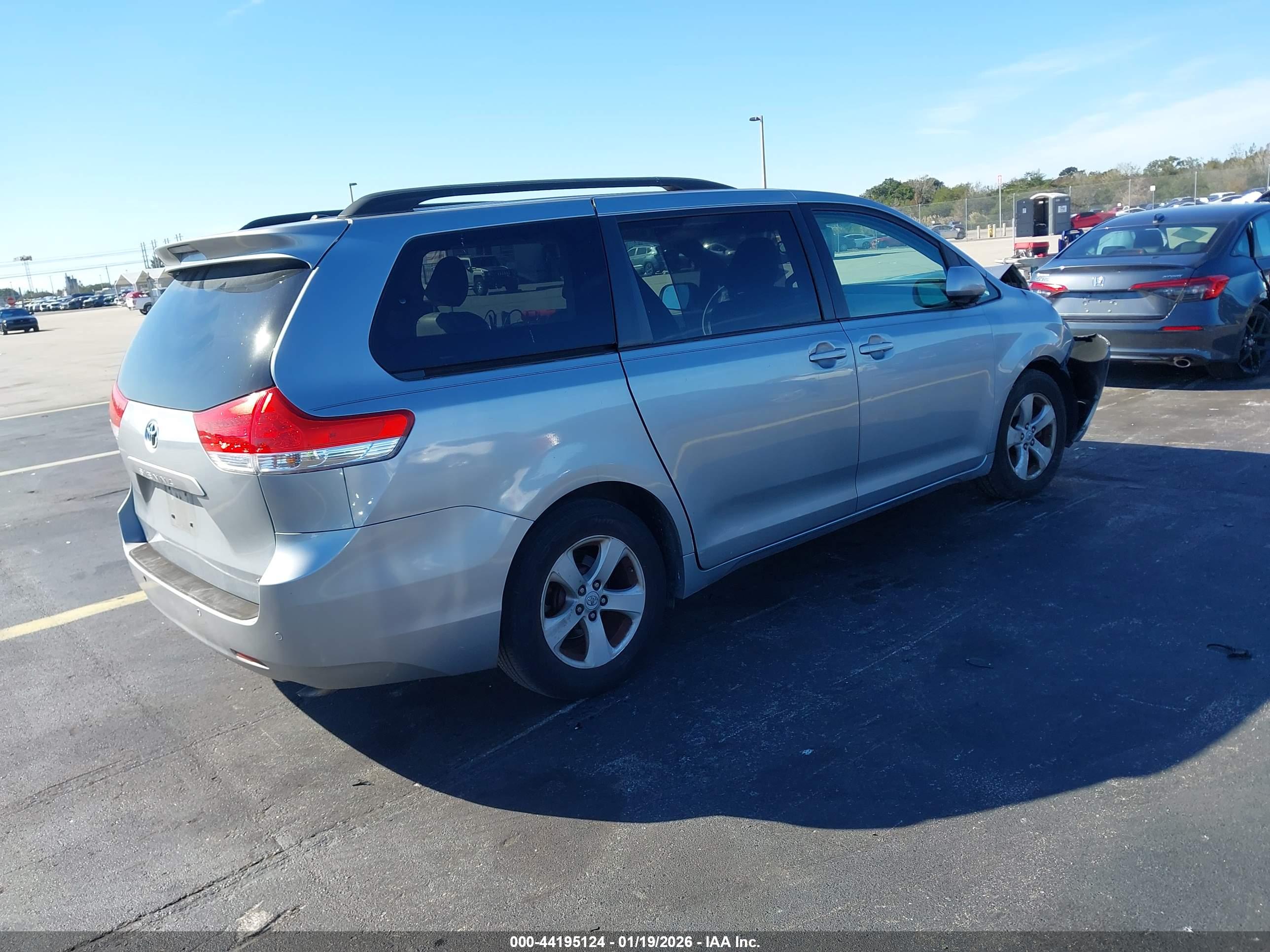 TOYOTA SIENNA image 4