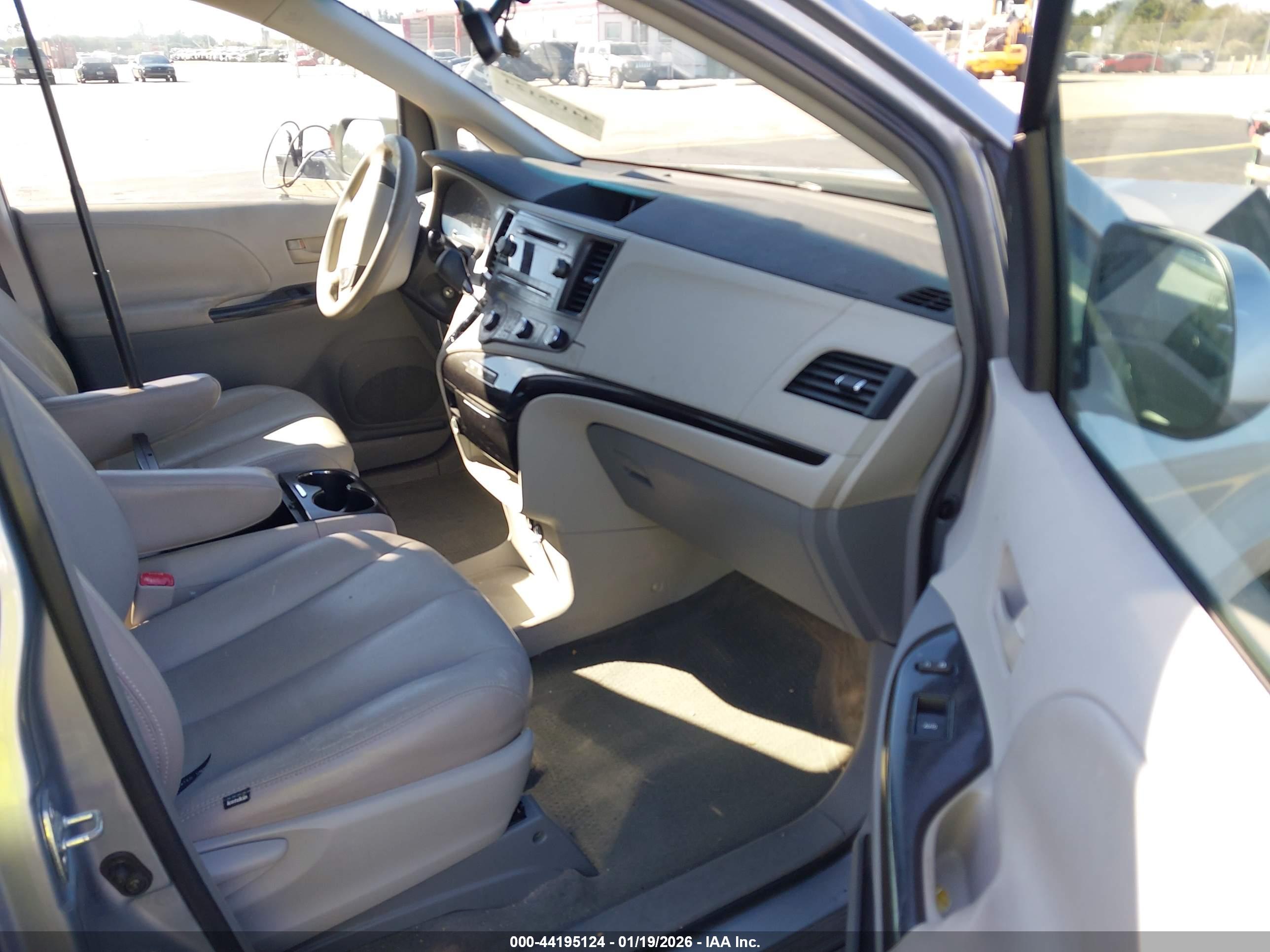 TOYOTA SIENNA image 5