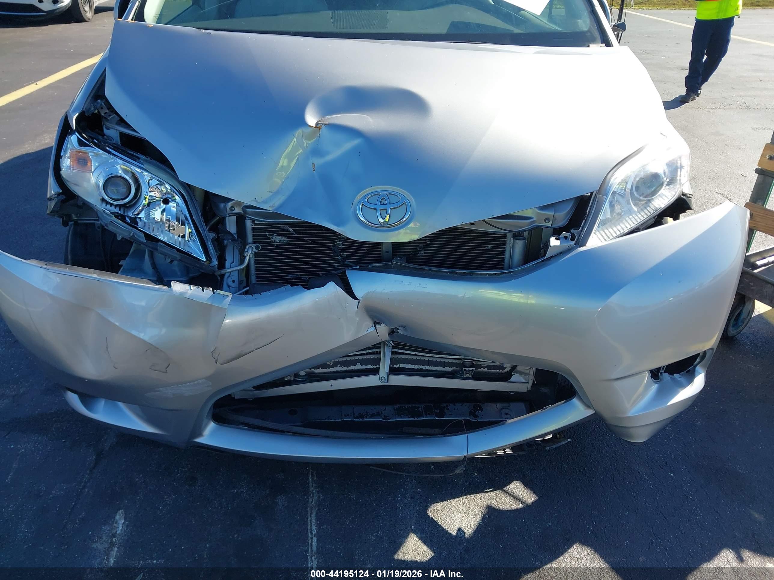 TOYOTA SIENNA image 6