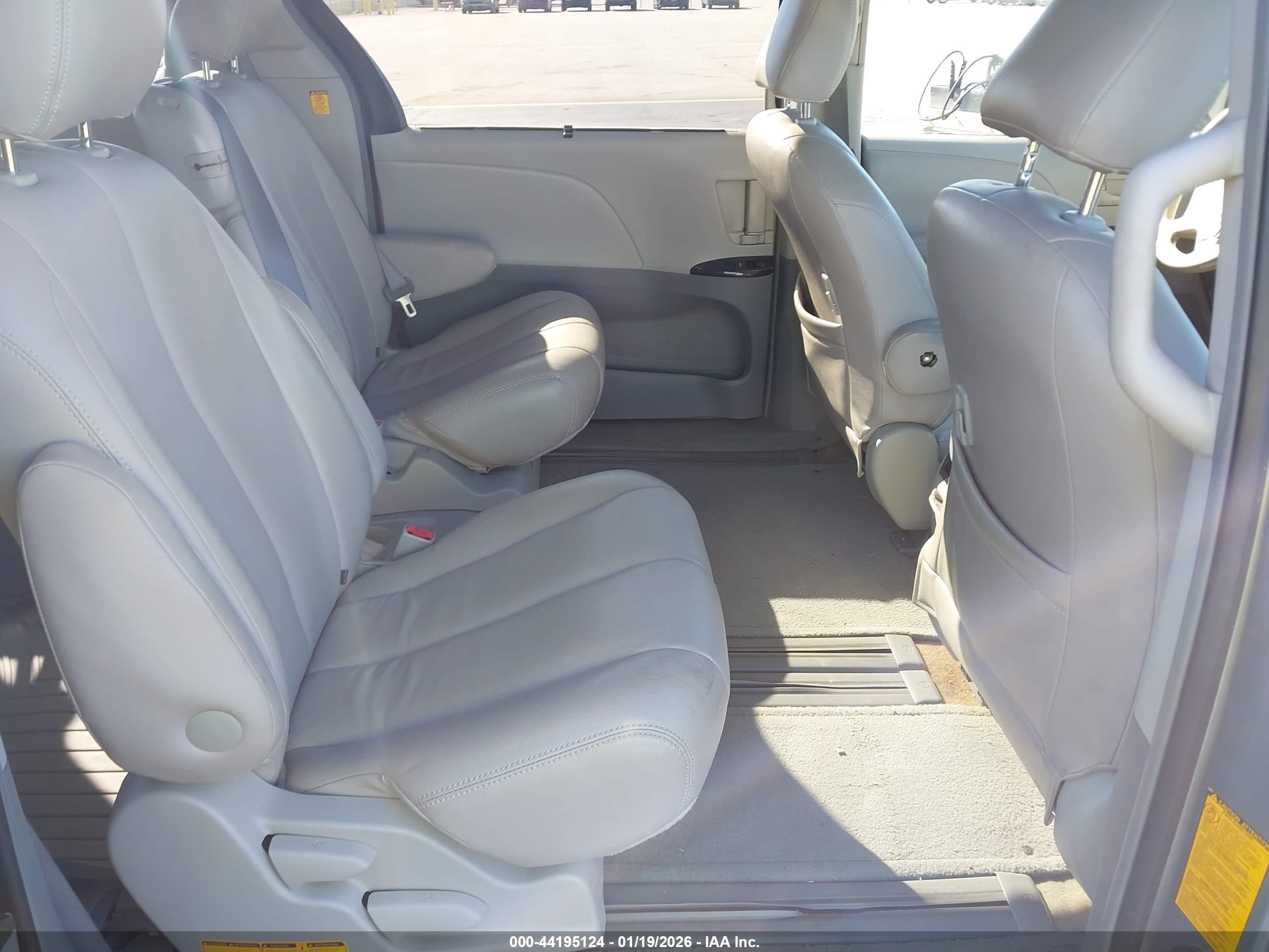 TOYOTA SIENNA image 8