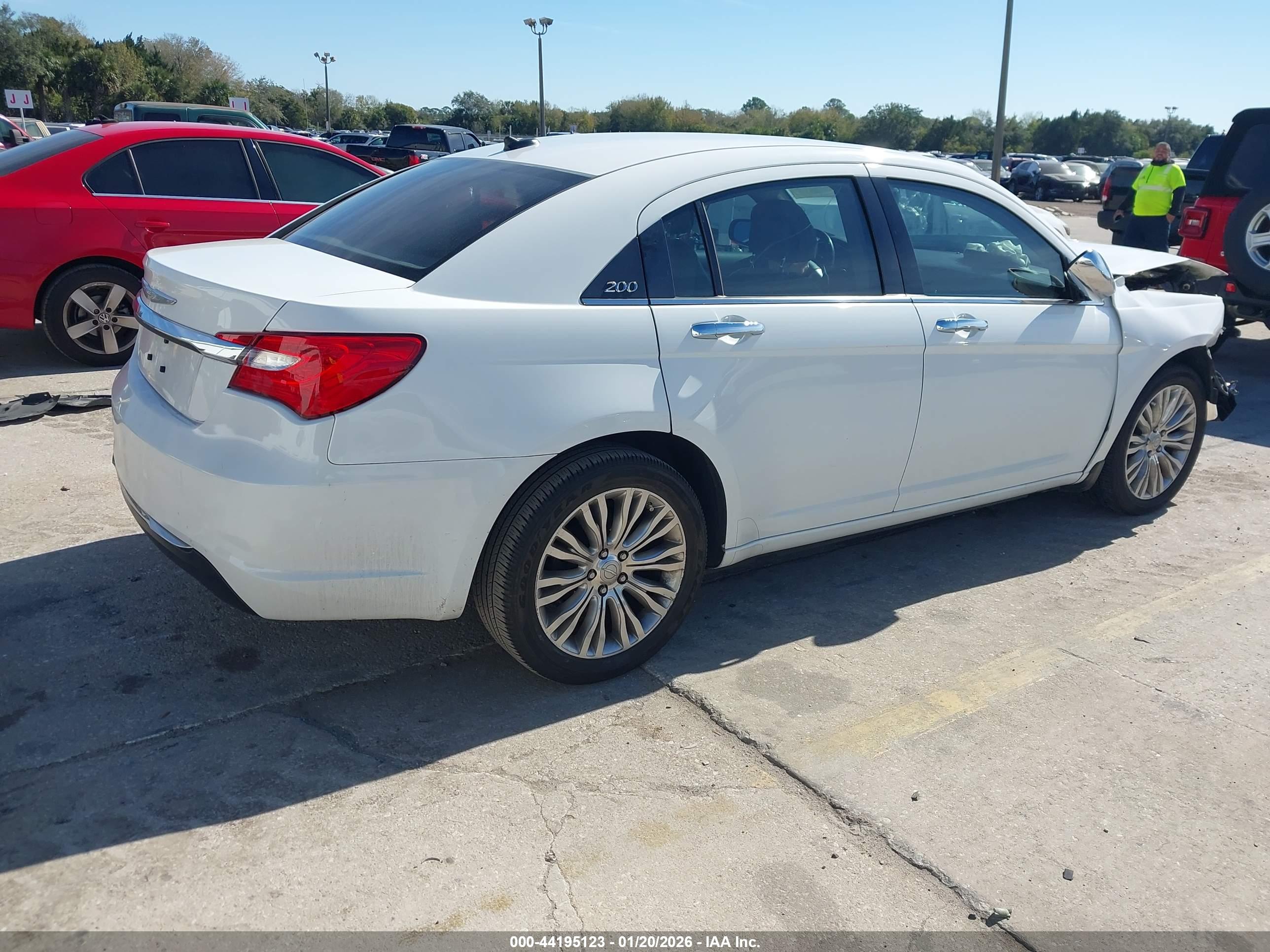 CHRYSLER 200 image 4