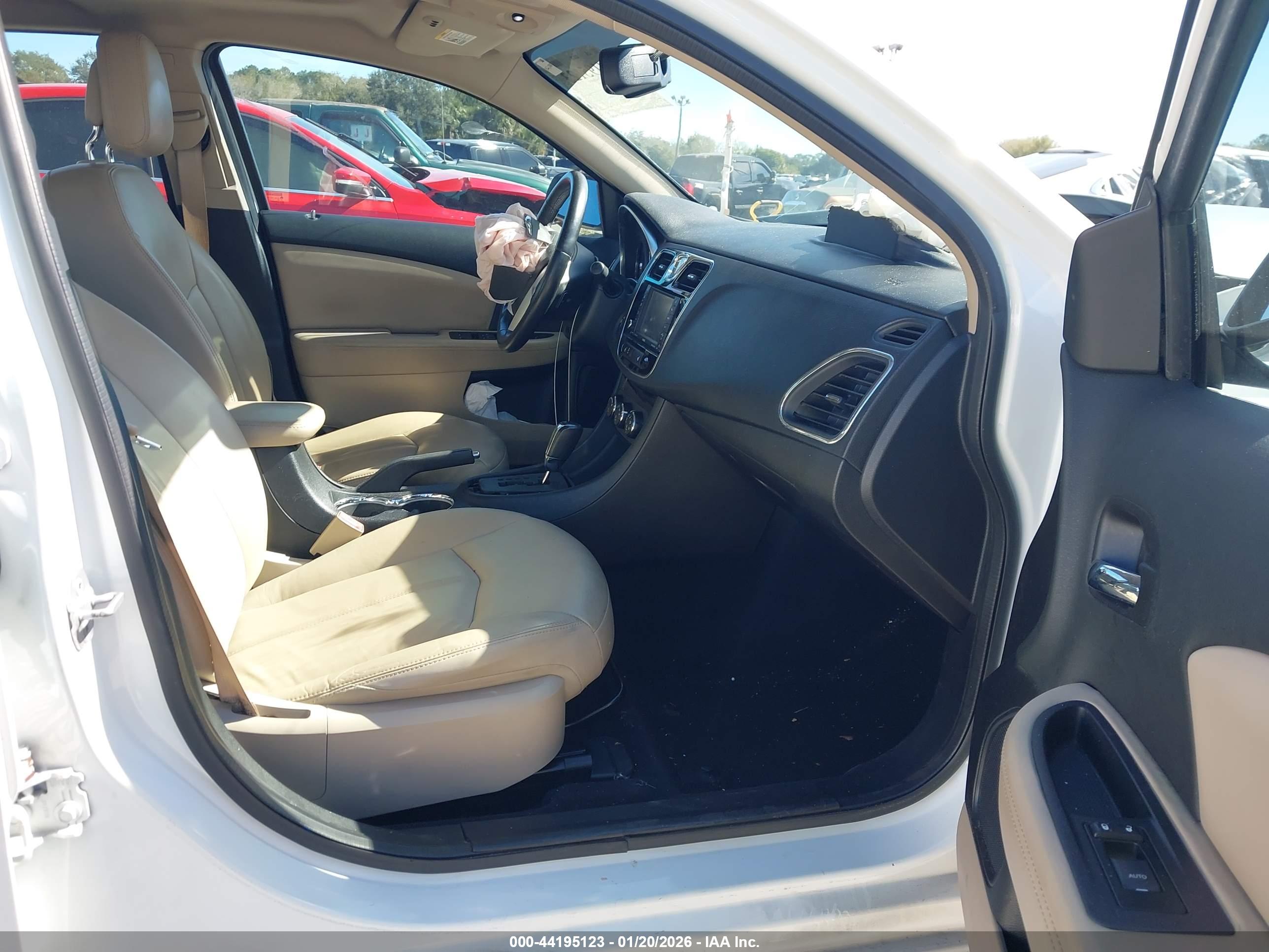 CHRYSLER 200 image 5