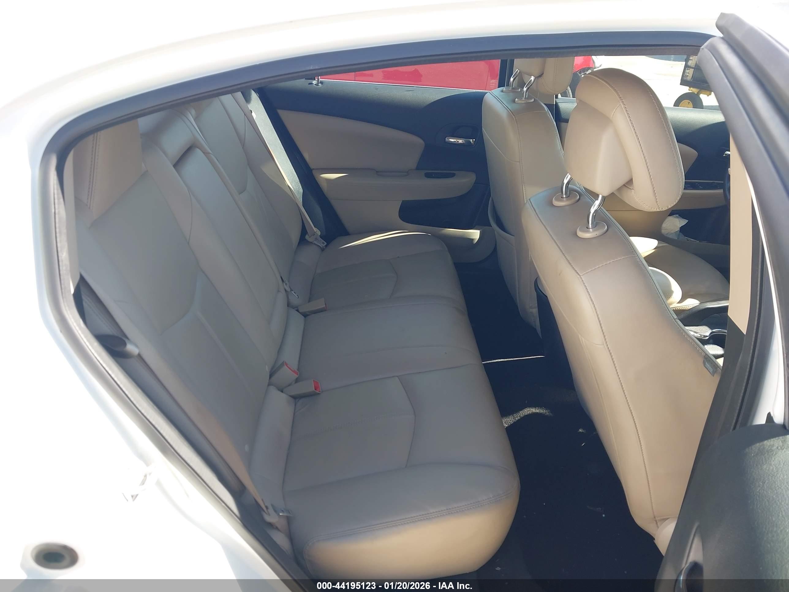 CHRYSLER 200 image 8