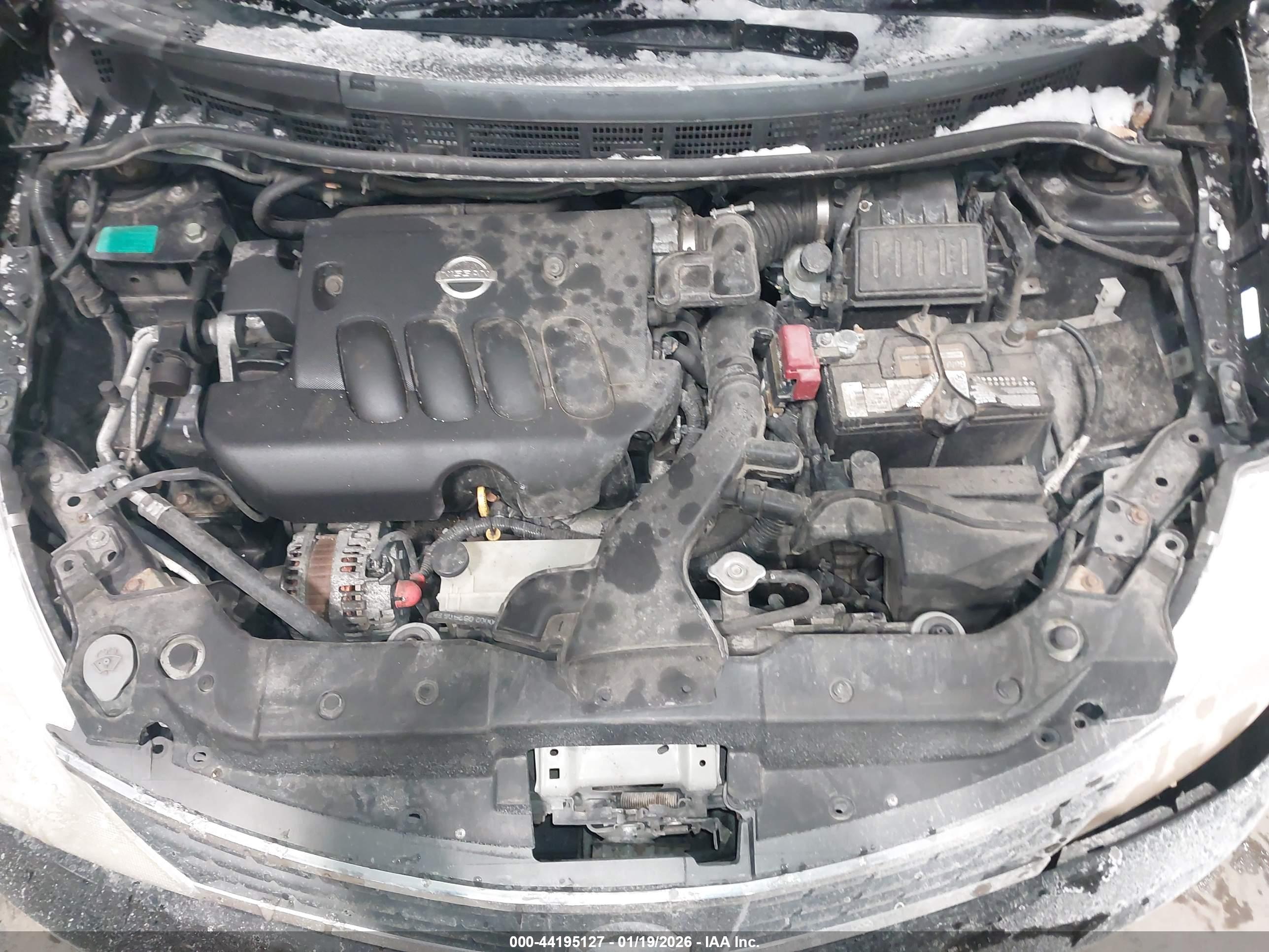 NISSAN VERSA image 10