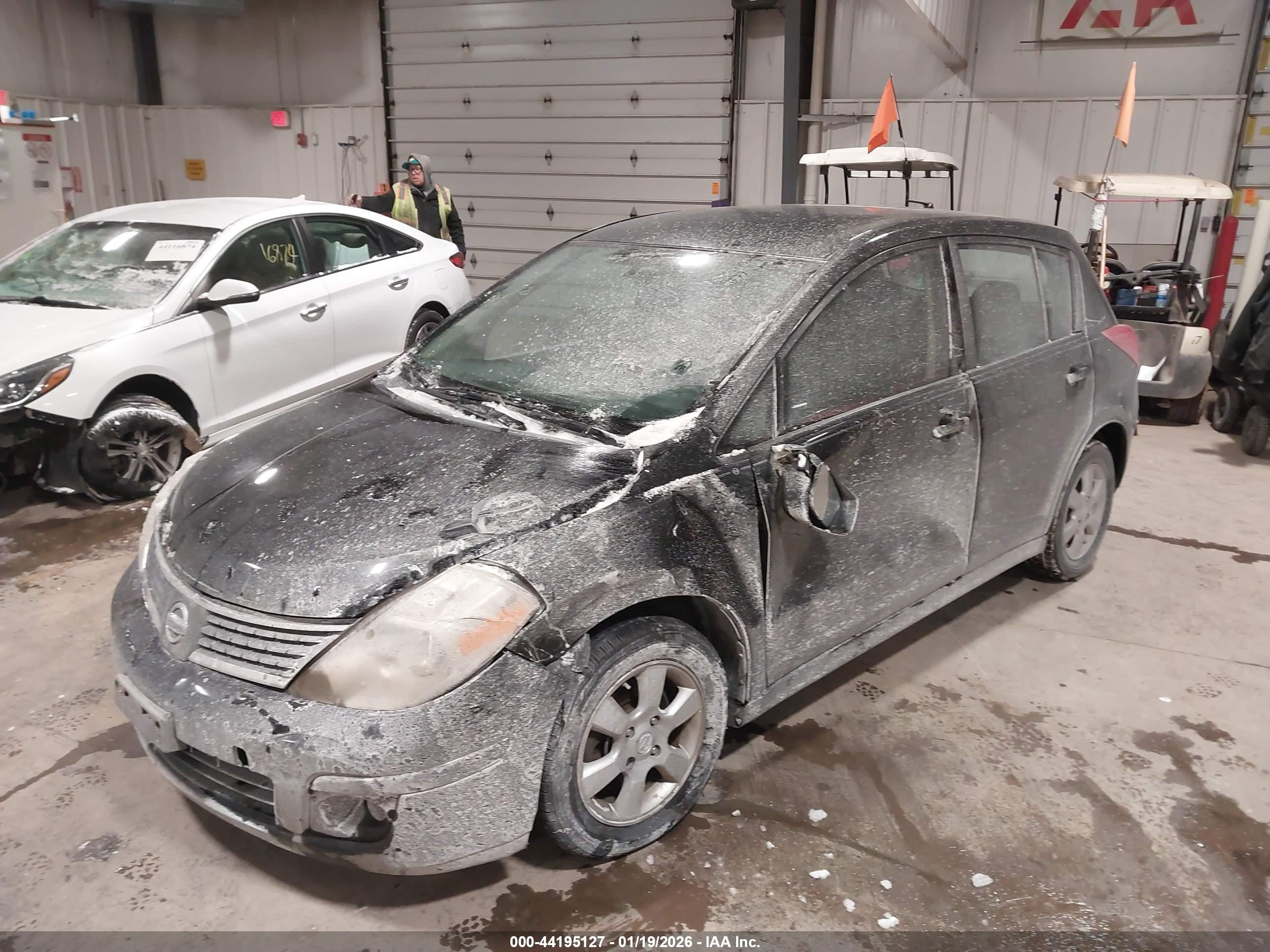 NISSAN VERSA image 2
