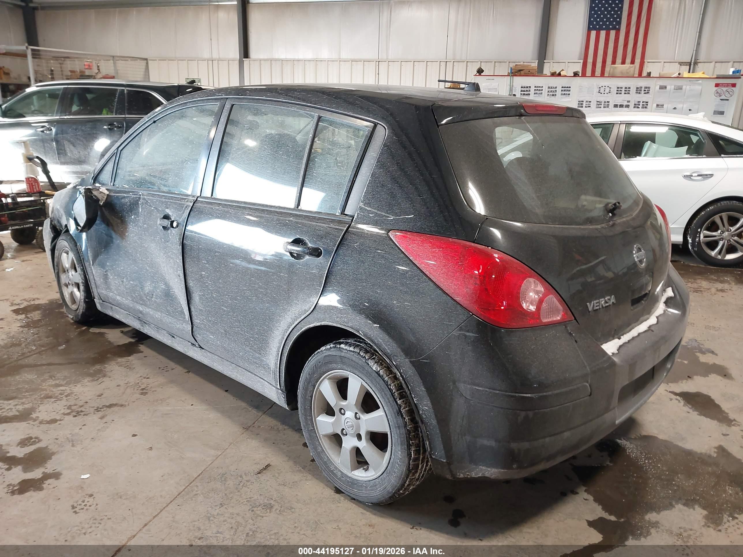 NISSAN VERSA image 3