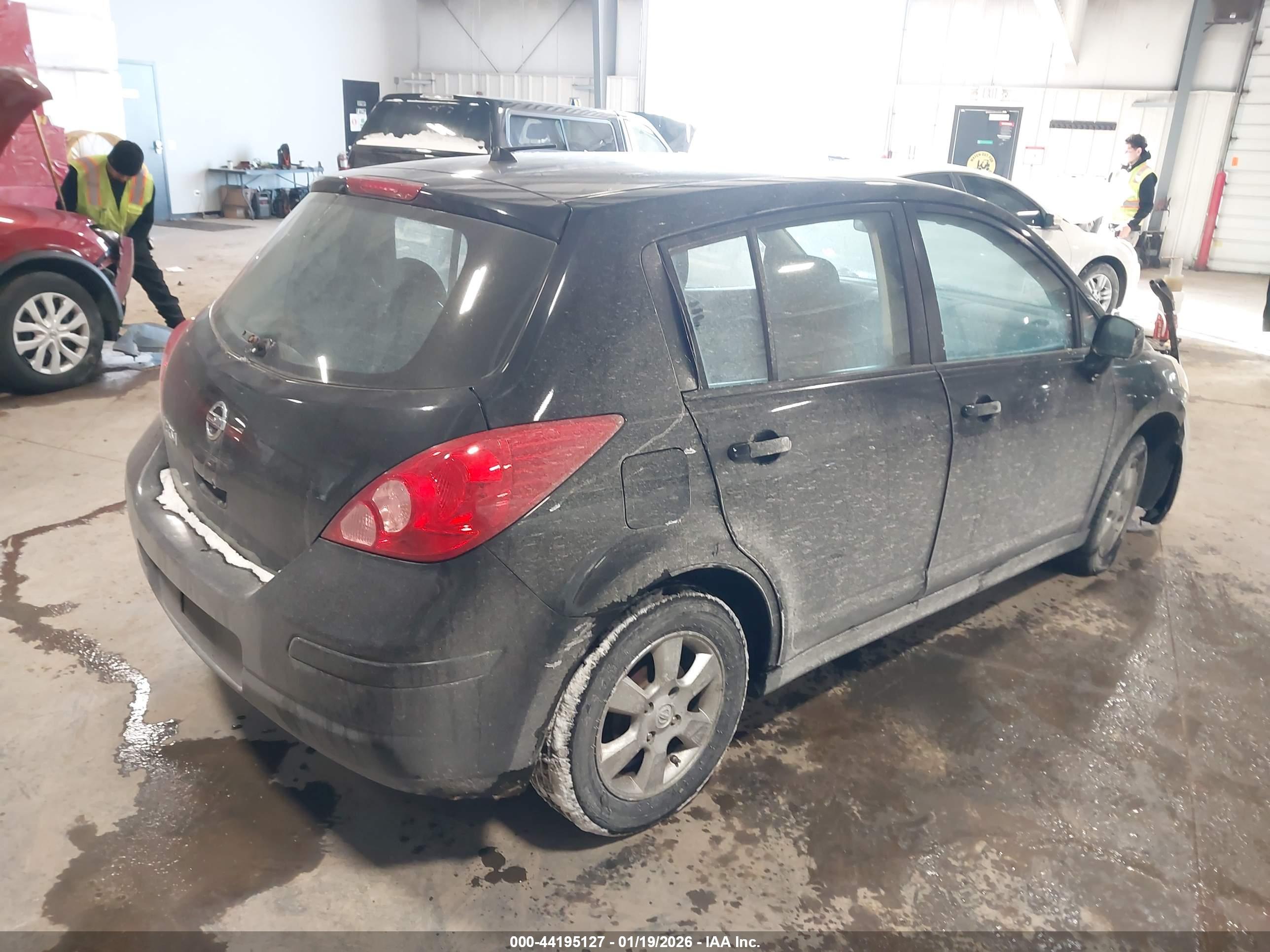 NISSAN VERSA image 4
