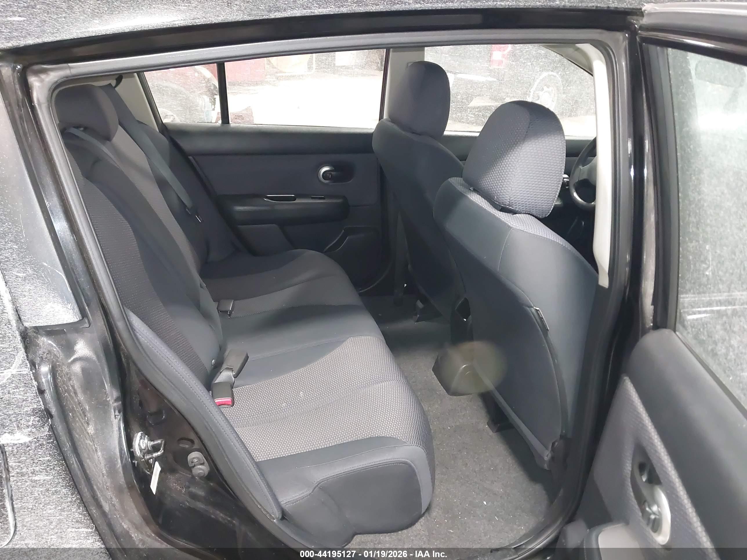 NISSAN VERSA image 8