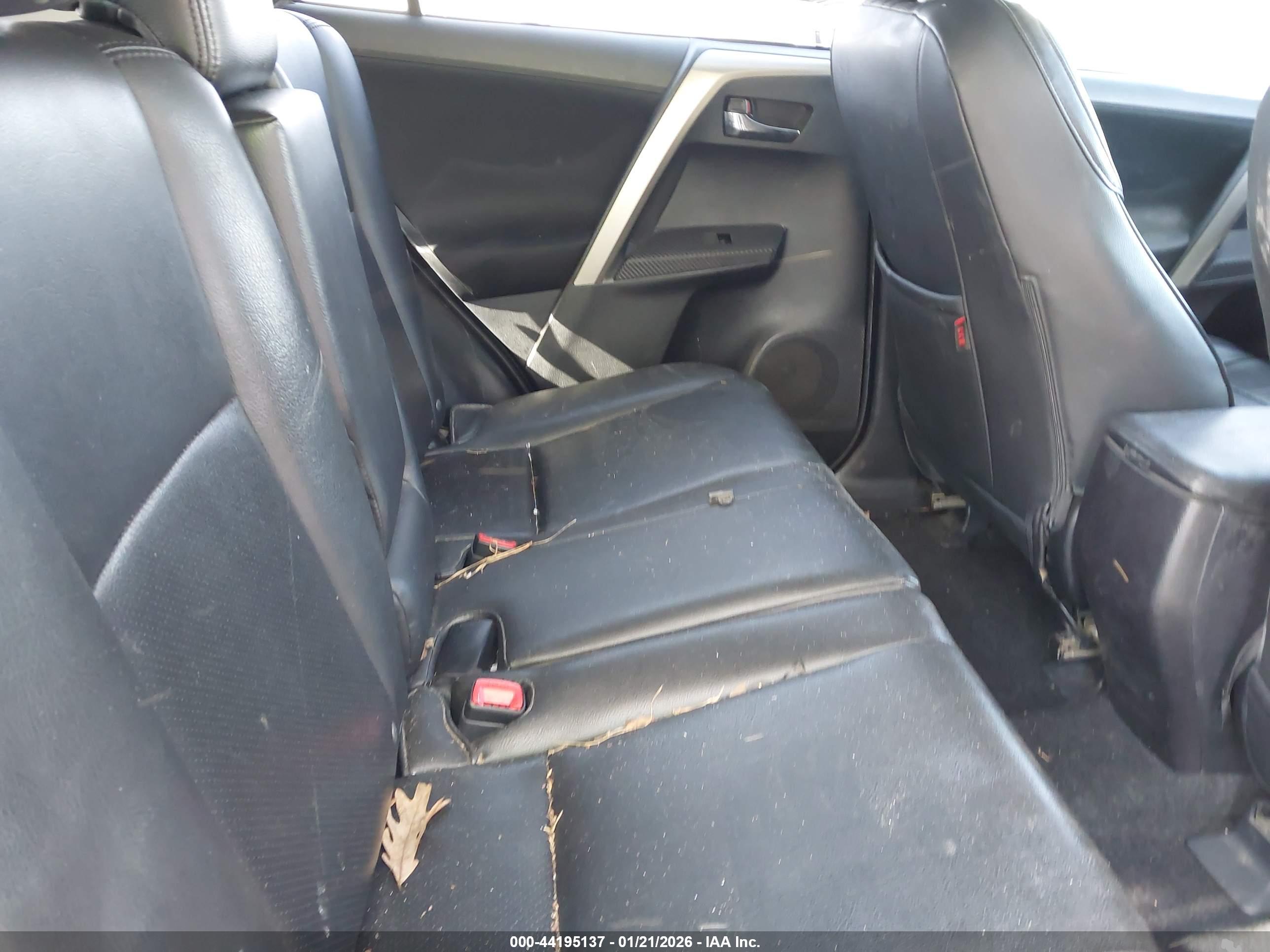 TOYOTA RAV4 image 8
