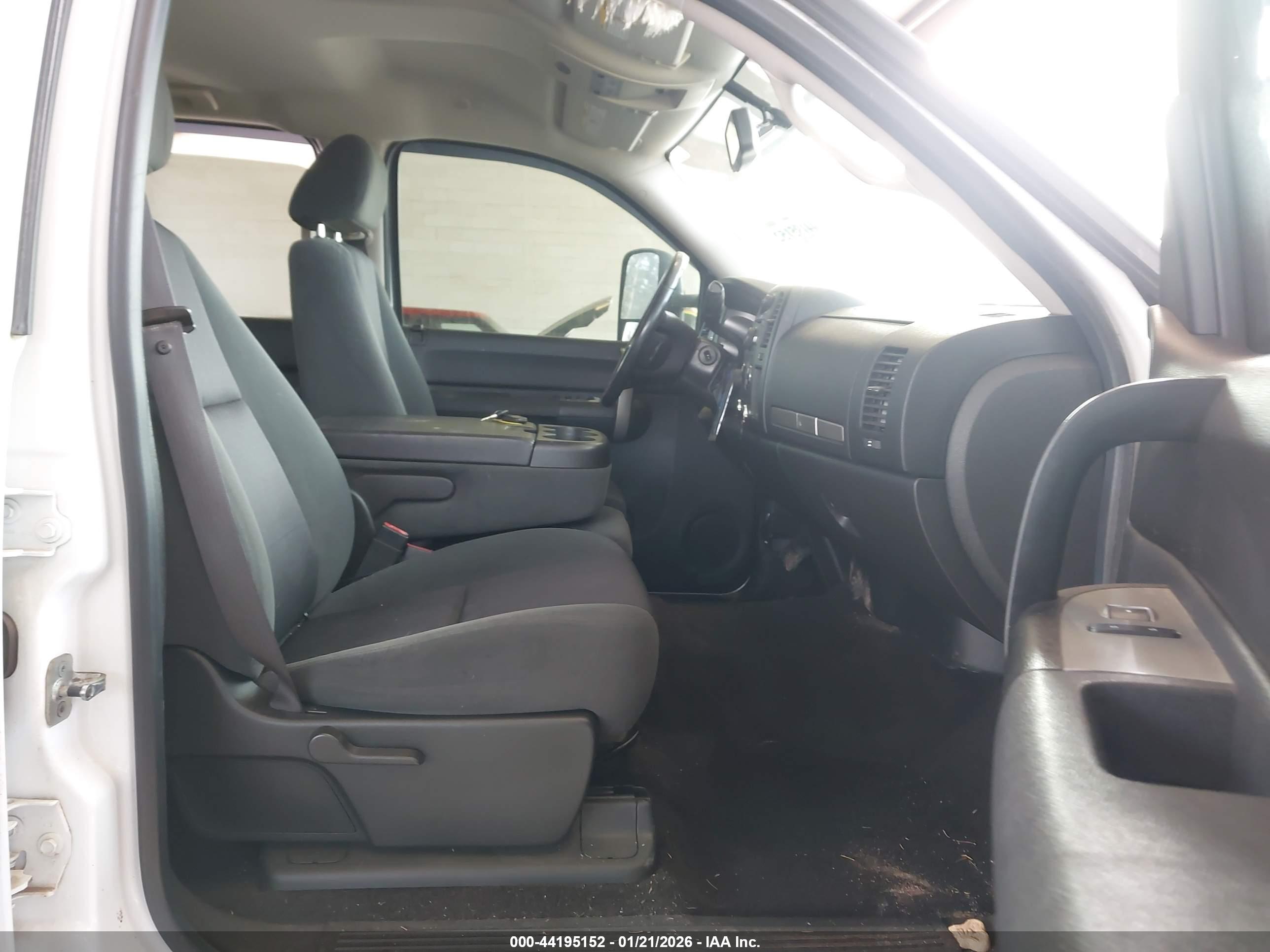 CHEVROLET SILVERADO image 5