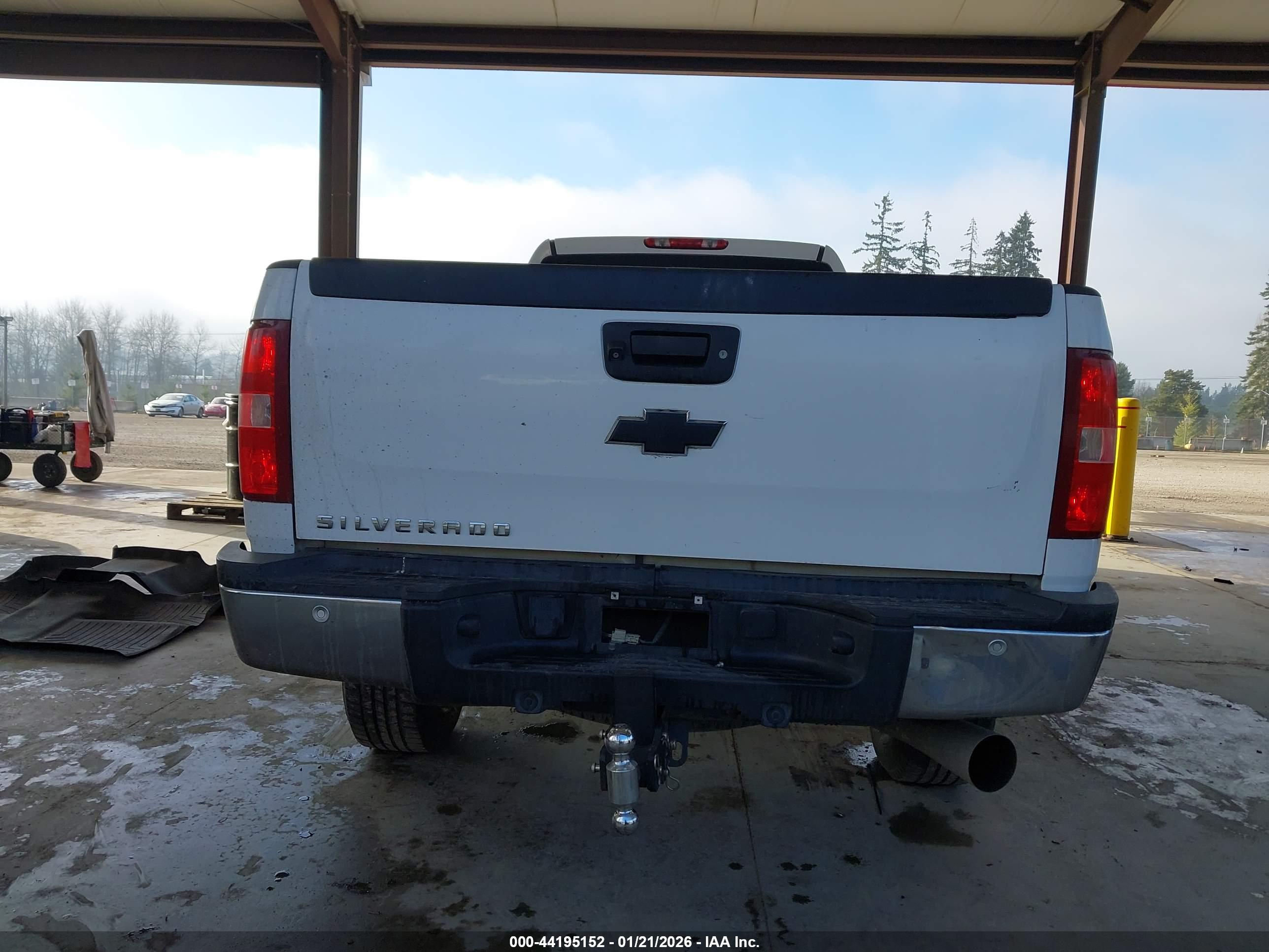 CHEVROLET SILVERADO image 6