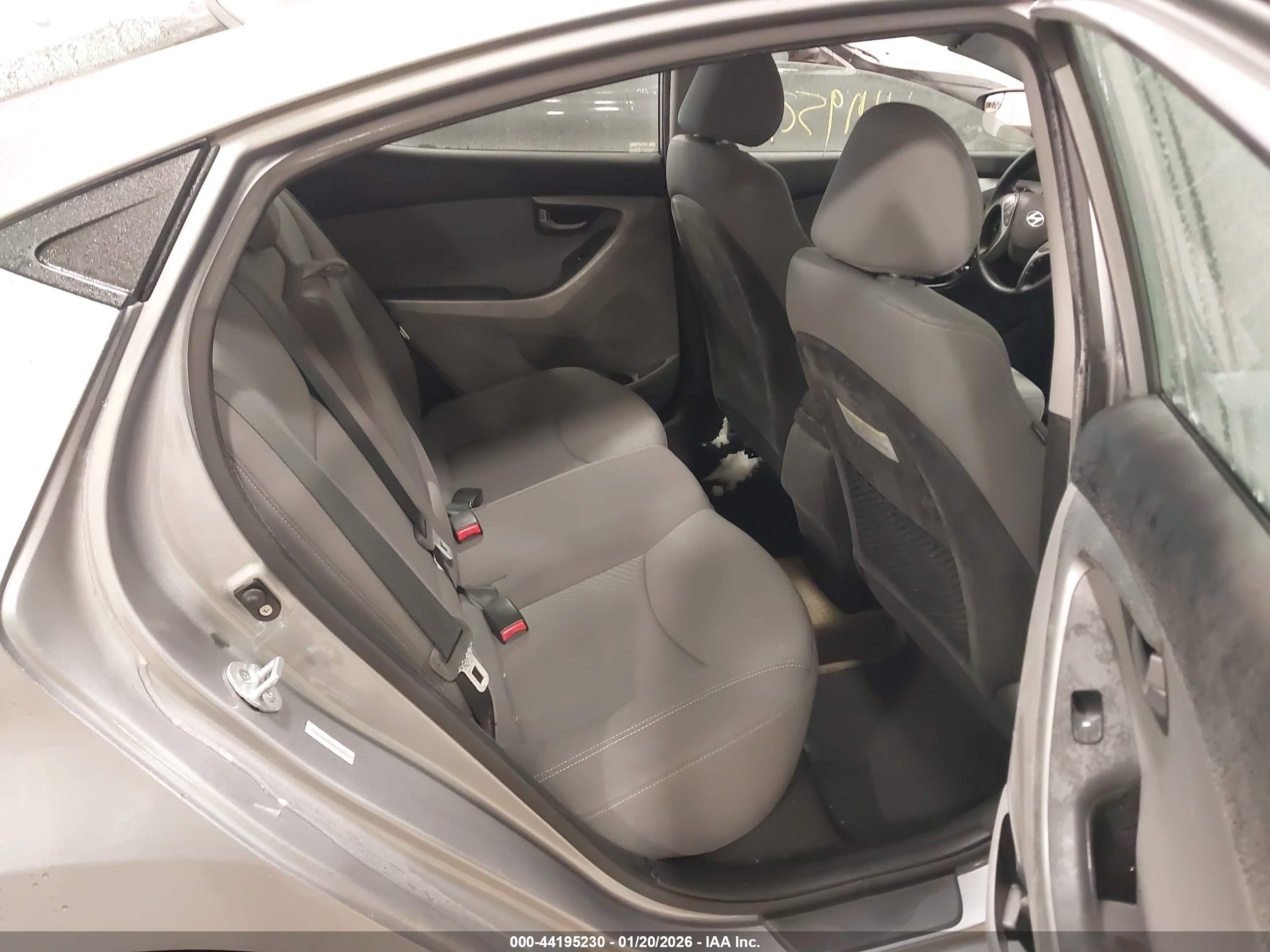HYUNDAI ELANTRA image 8