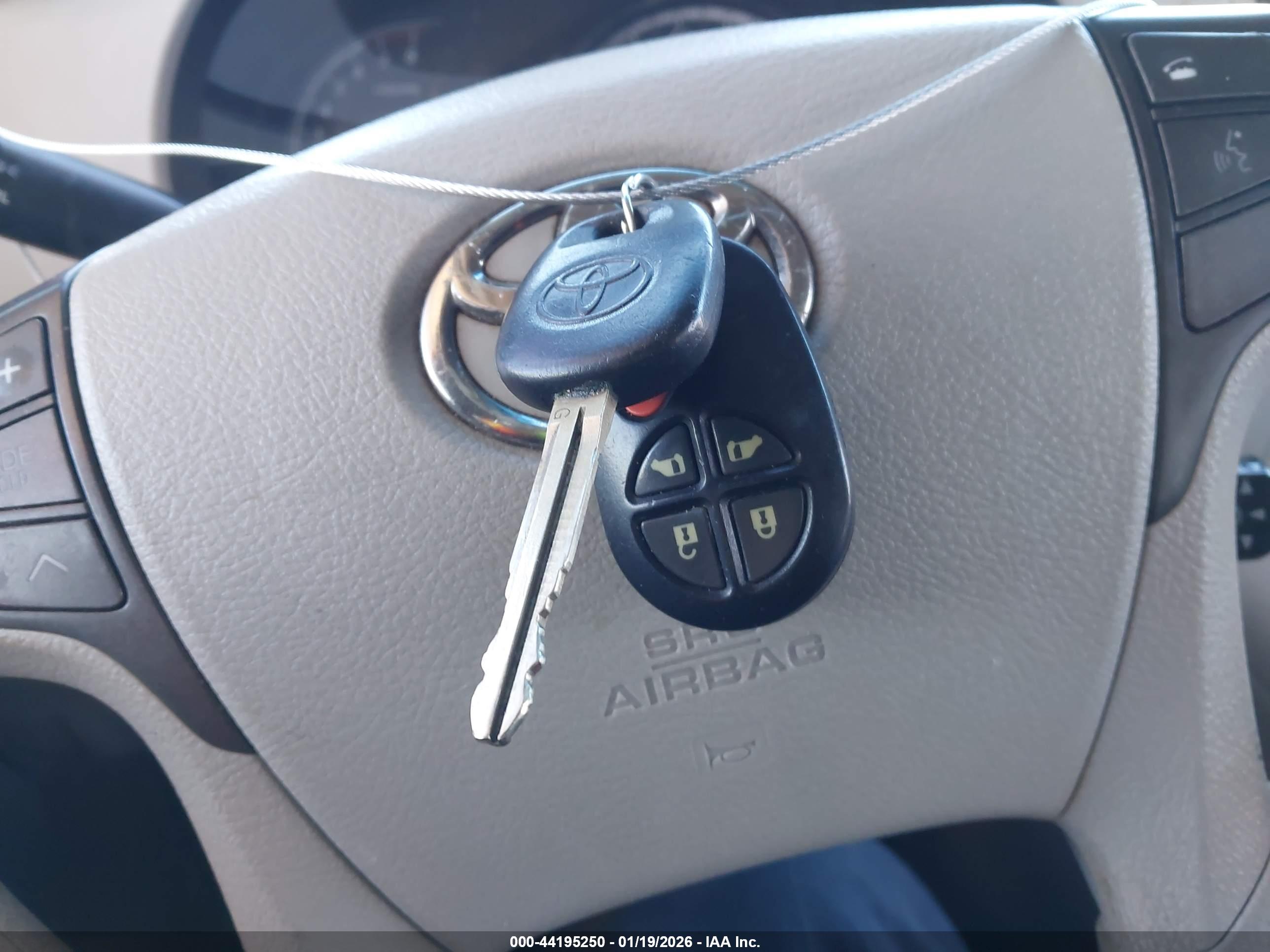 TOYOTA SIENNA image 11