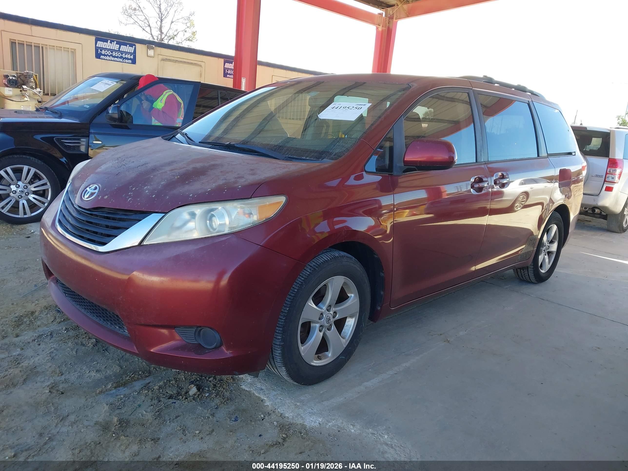 TOYOTA SIENNA image 2