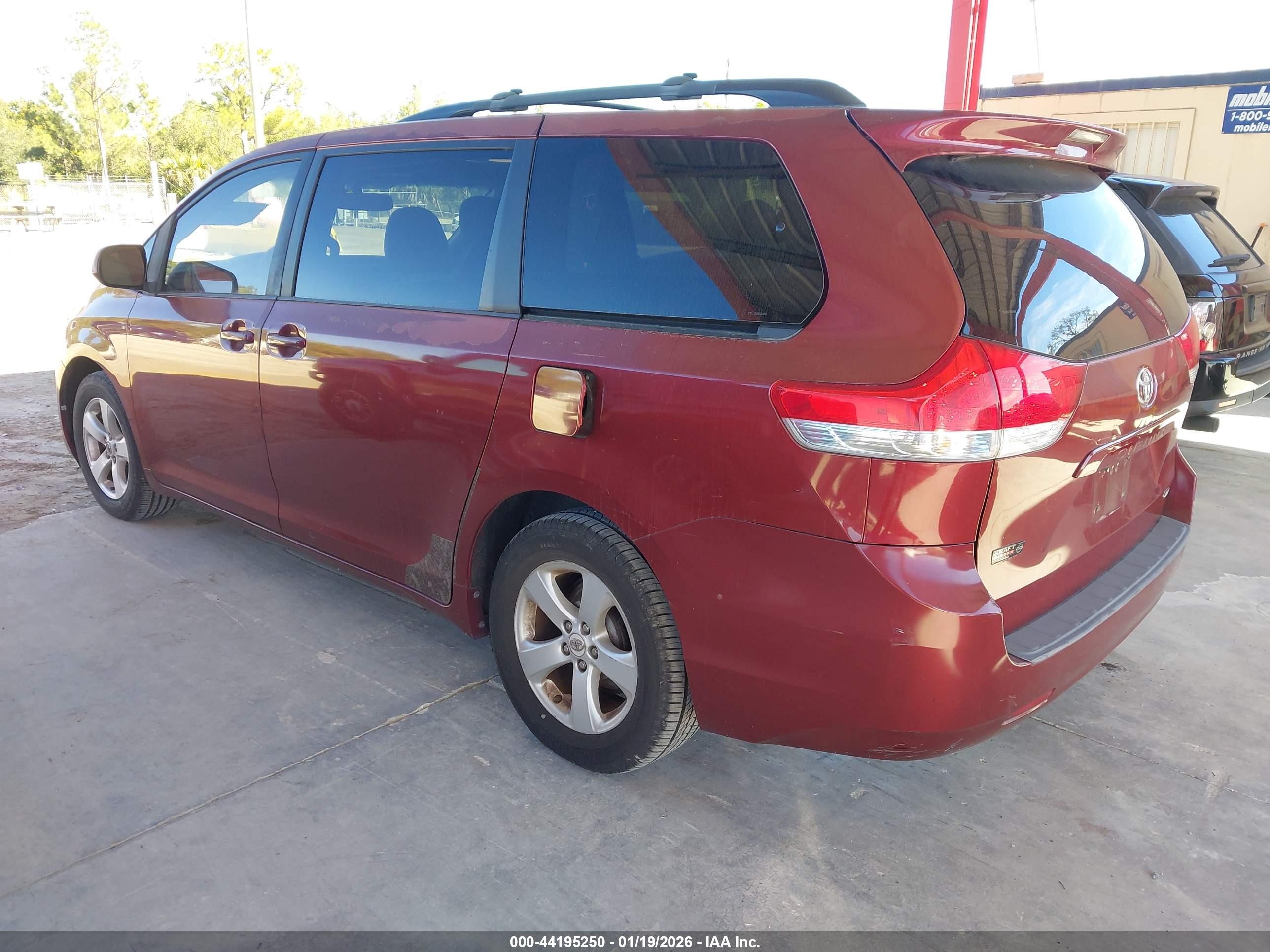 TOYOTA SIENNA image 3