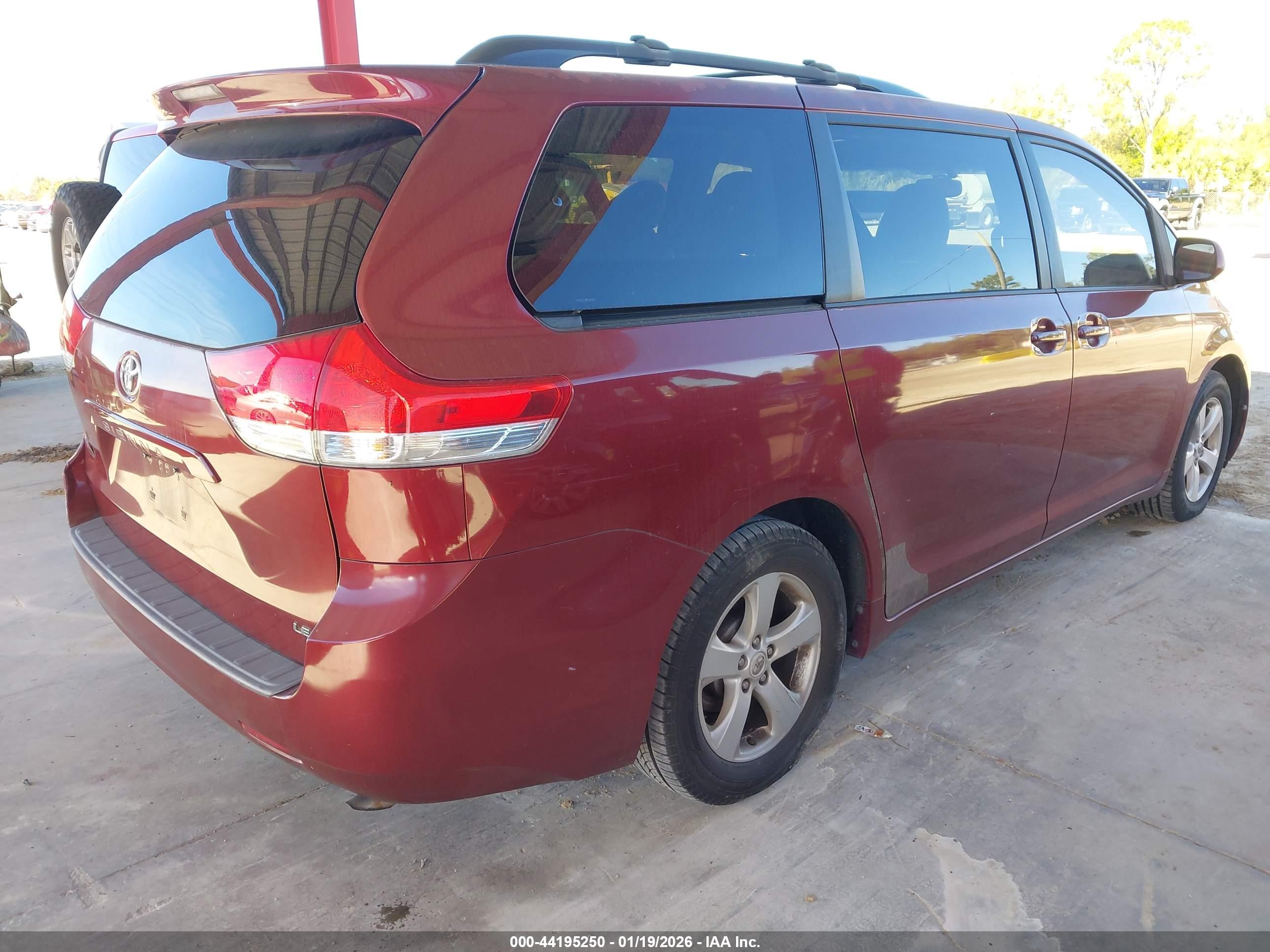 TOYOTA SIENNA image 4