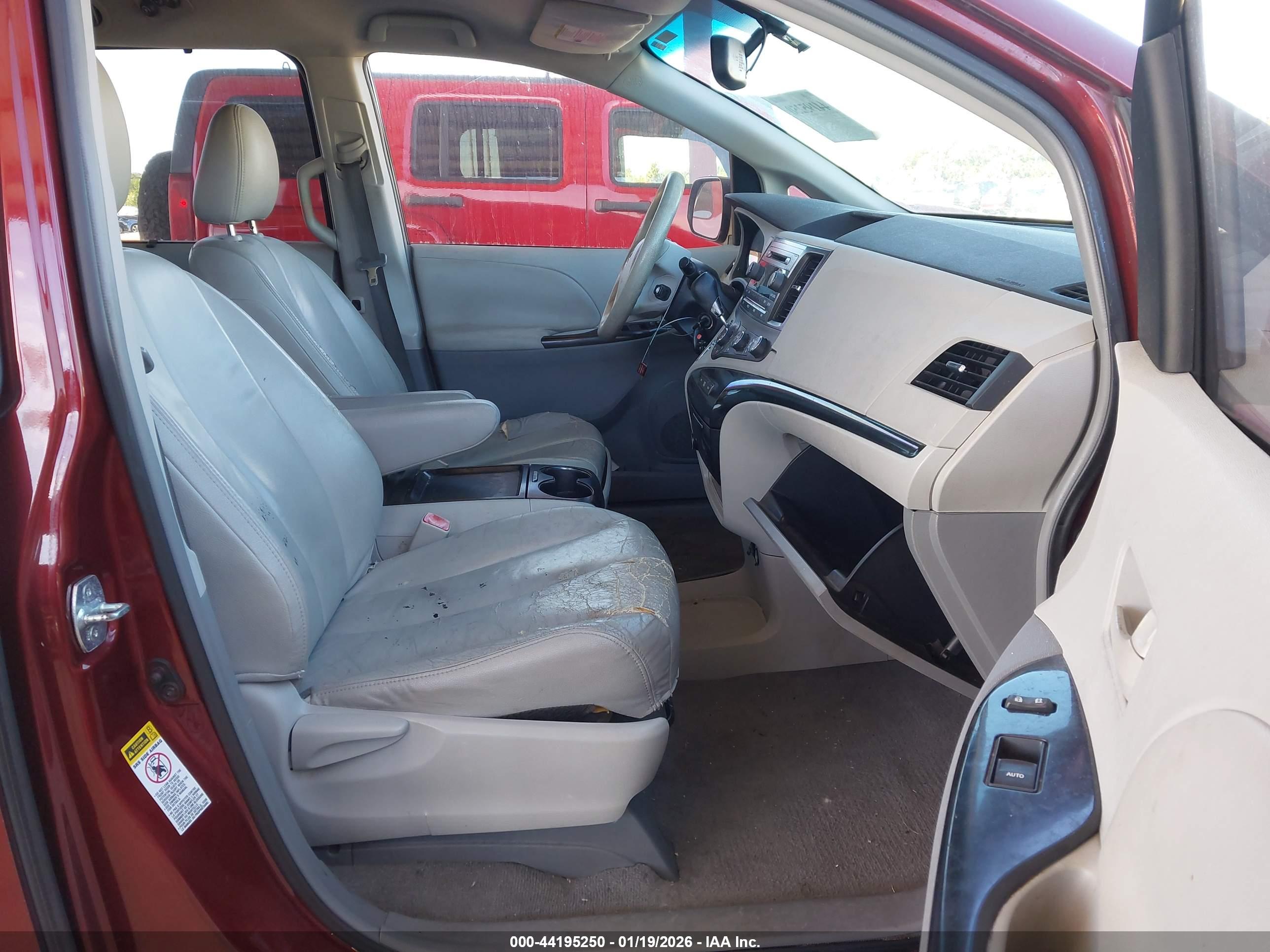 TOYOTA SIENNA image 5